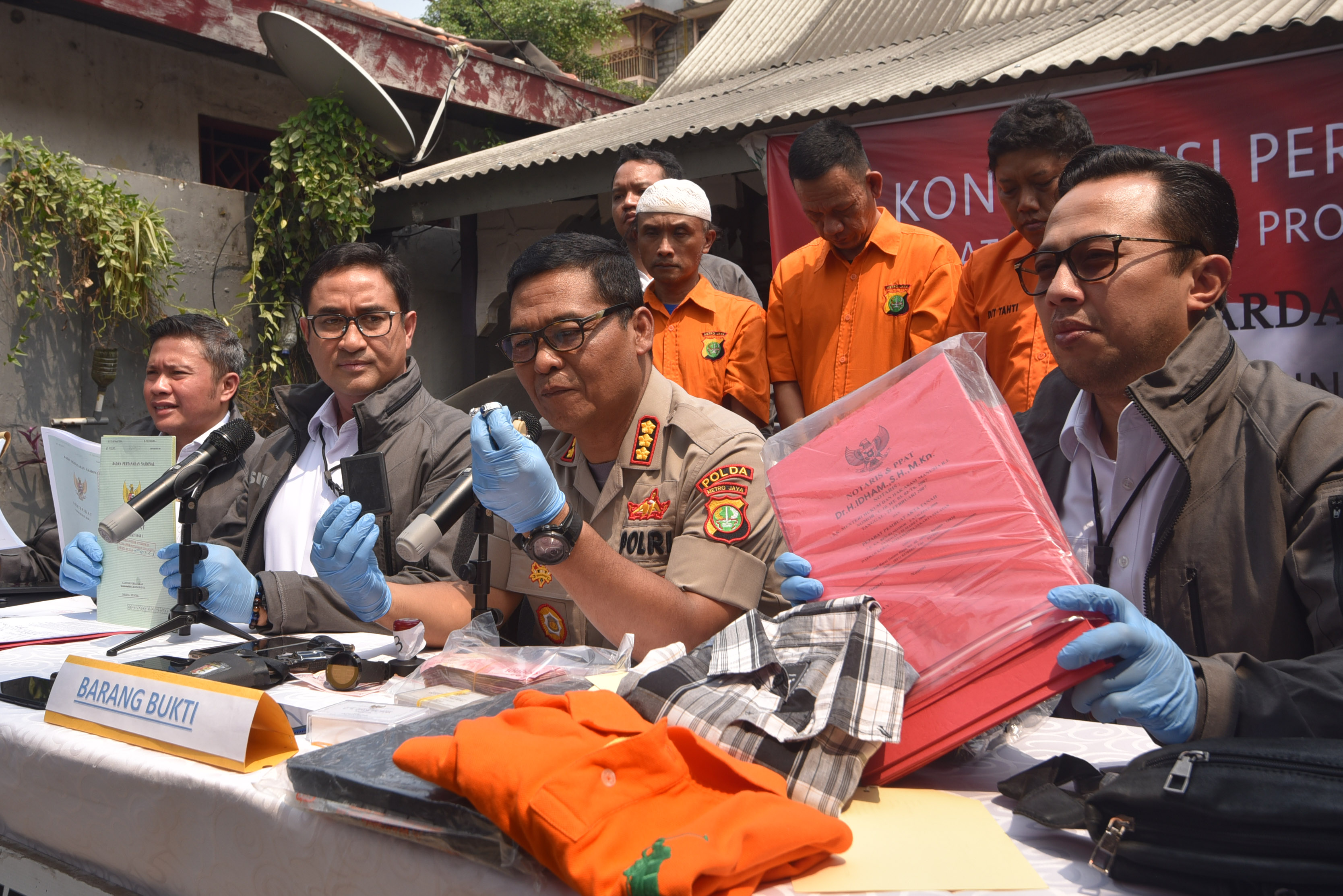 POLISI UNGKAP JARINGAN PENIPUAN PROPERTI: Kabid Humas Polda Metro Jaya, Kombes Pol Argo Yuwono (kedua kanan)