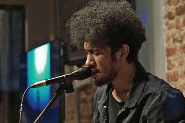 Penyanyi Teddy Adhitya