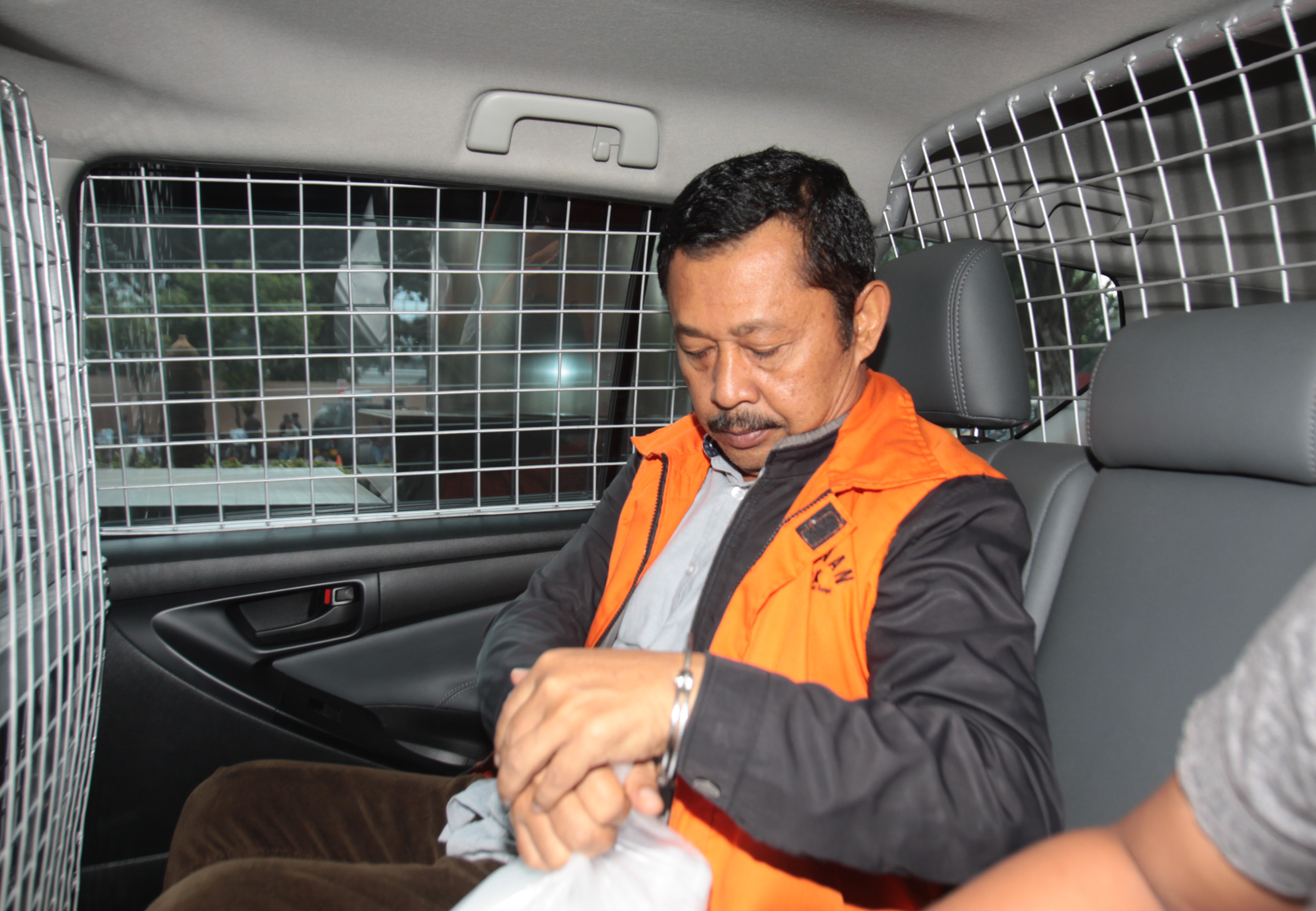 Tersangka Kepala Dinas Kelautan dan Perikanan Provinsi Kepulauan Riau Edy Sofyan (kiri) berada dalam mobil tahanan usai diperiksa KPK.