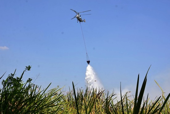 Upaya pemadaman kebakaran lahan di Ogan Iliir baik oleh tim satgas darat maupun satgas udara.