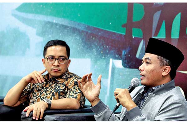 Ketua Fraksi PPP MPR RI Arwani Thomafi (kanan) bersama pakar politik dan Direktur Eksekutif CSIS Phillips Josario Vermonte