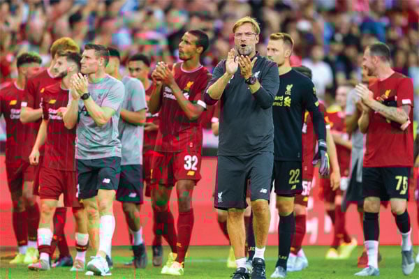 Pelatih Liverpool Jurgen Klopp (depan) dan pemainnya seusai menjalani laga persahabatan melawan Lyon pada Rabu (31/7). 