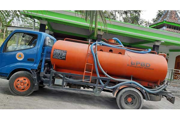 Ilustrasi -- Armada truk tangki BPBD Klaten siap menyalurkan air bersih di wilayah Kecamatan Kemalang.