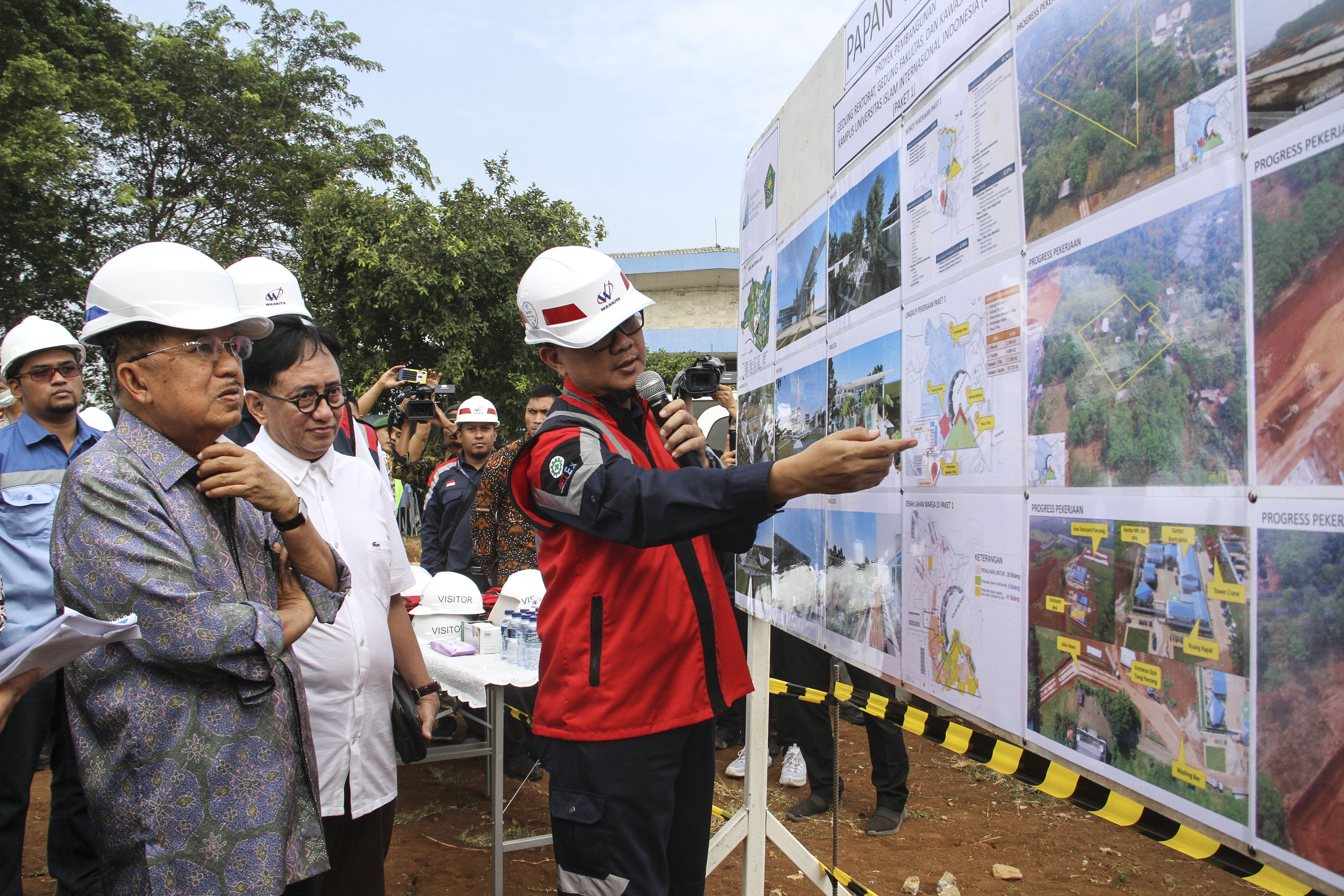 Wakil Presiden Jusuf Kalla (kiri) mendengarkan paparan proses pembangunan kampus Universitas Islam Internasional Indonesia (UIII) di Depok.