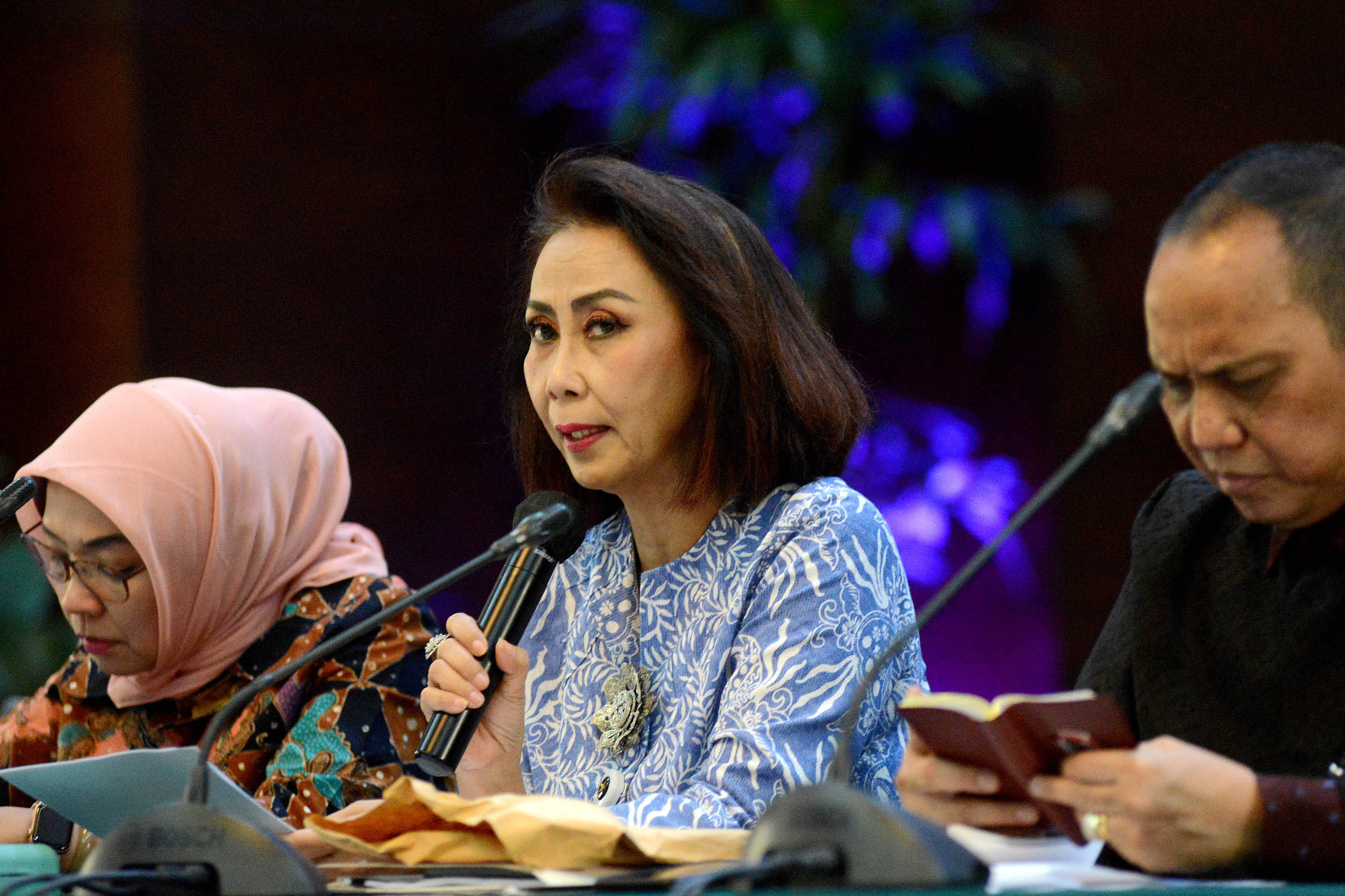 Ketua Panitia Seleksi Calon Pimpinan Komisi Pemberantasan Korupsi (KPK) Yenti Garnasih (tengah).