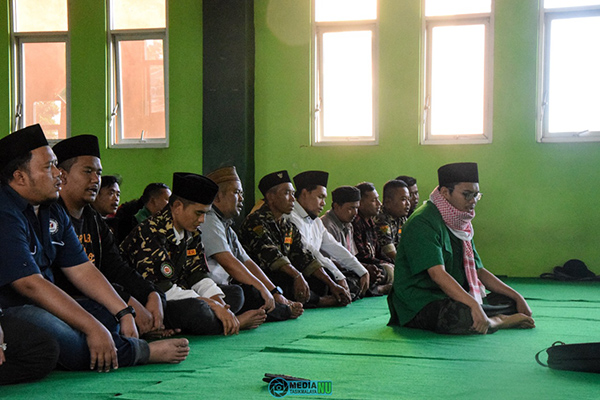 Kader Gerapan Pemuda Ansor dan Banser di Kabupaten Tasikmalayamenggelar sholat ghoib dan tahil untuk Mbah Moen 