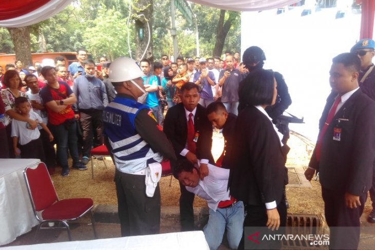 Paspampres amankan seorang pria depan Istana Merdeka, Sabtu (17/8). 