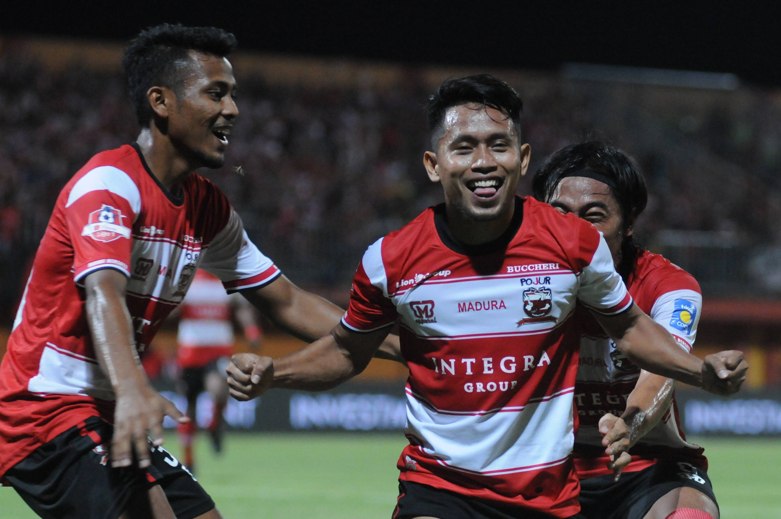Pesepak bola Madura United (MU) Andik Vermansyah (tengah) bersama rekannya melakukan selebrasi 