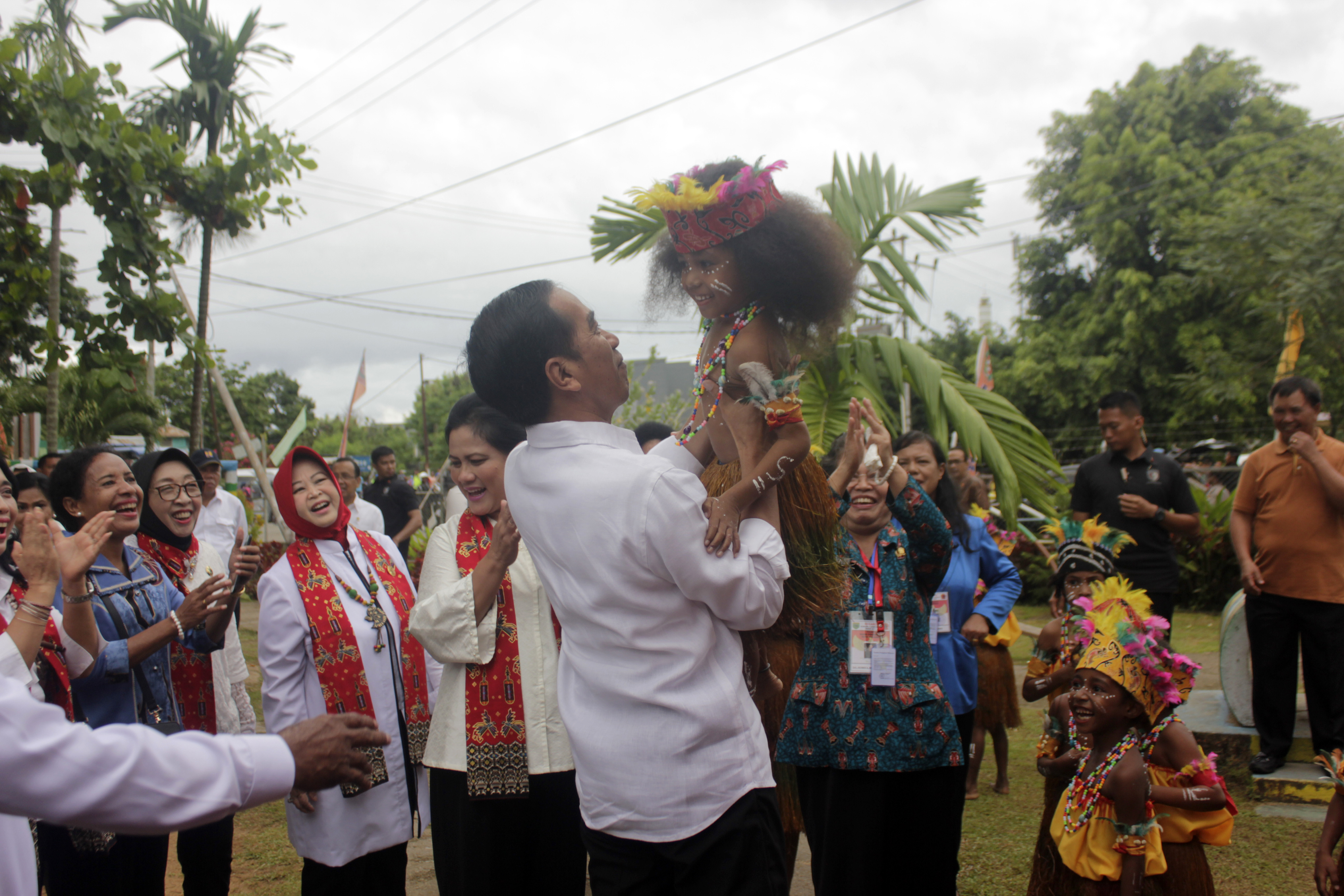 Presiden Joko Widodo menggendong salah satu anak PAUD TK Theresia di Kota Sorong, Papua Barat, Jumat (13/4)