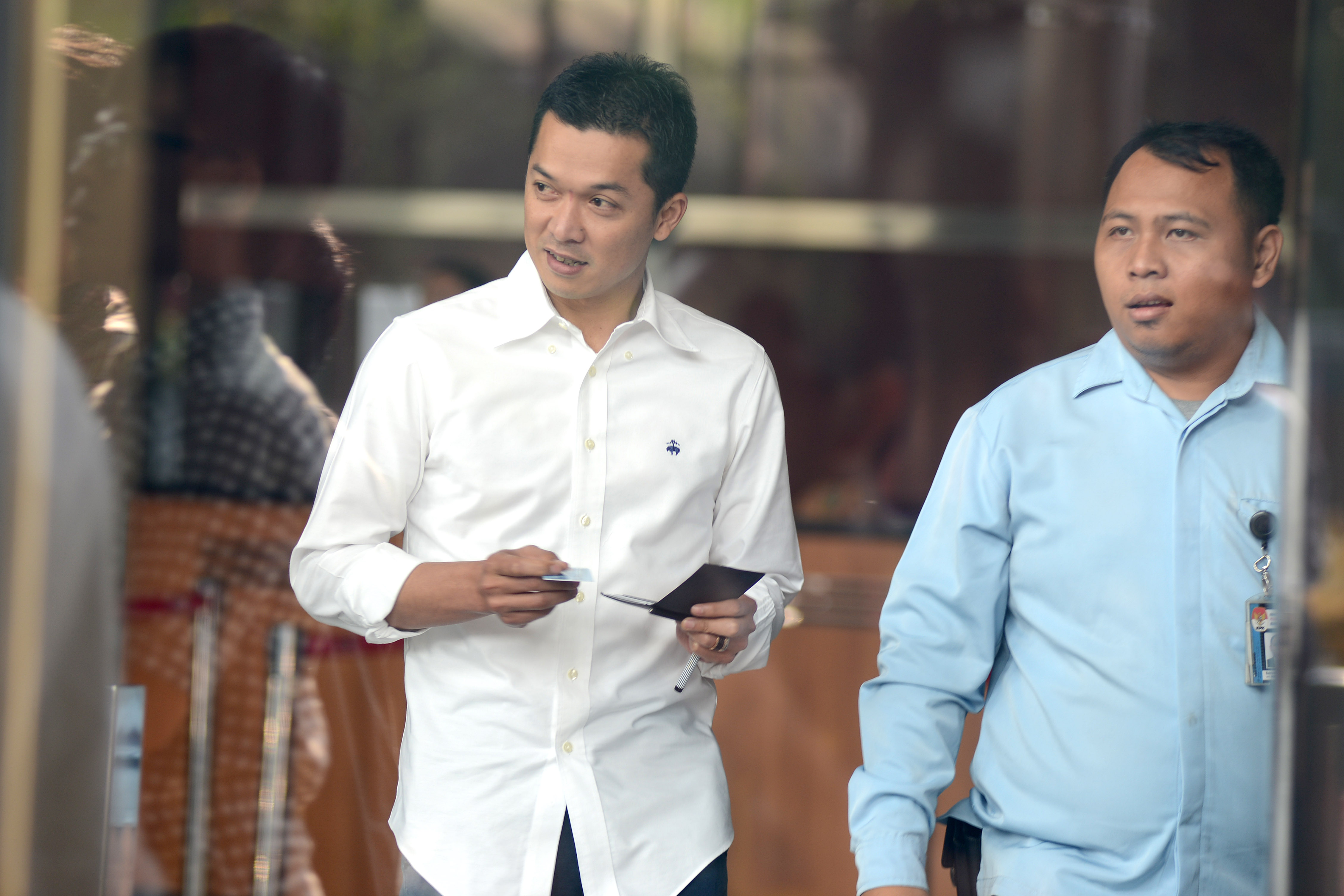 Taufik Hidayat (kemeja putih) di kantor KPK