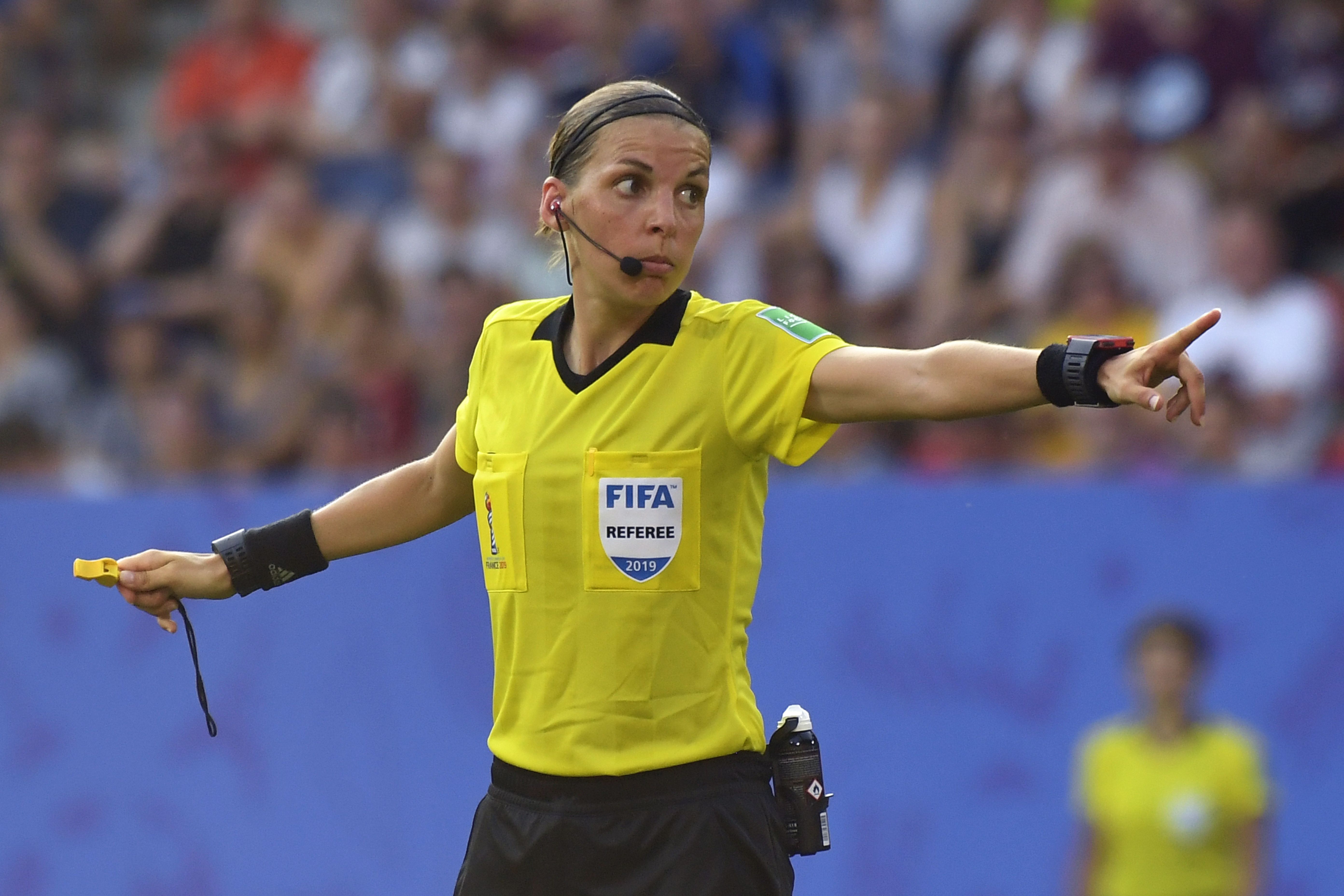 Wasit asal Pancis, Stephanie Frappart,
