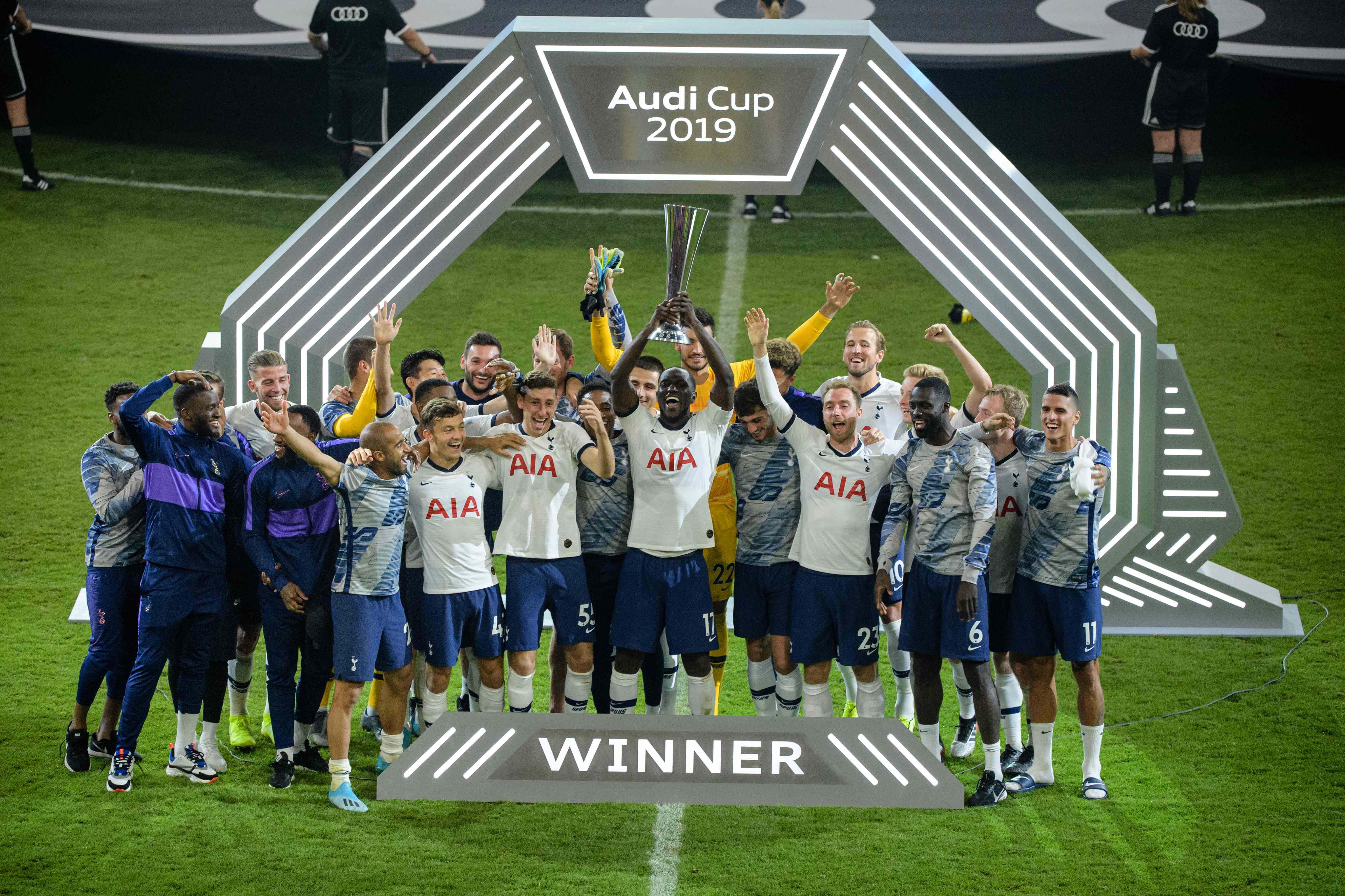 Tottenham Hotspur saat meraih trofi Piala Audi