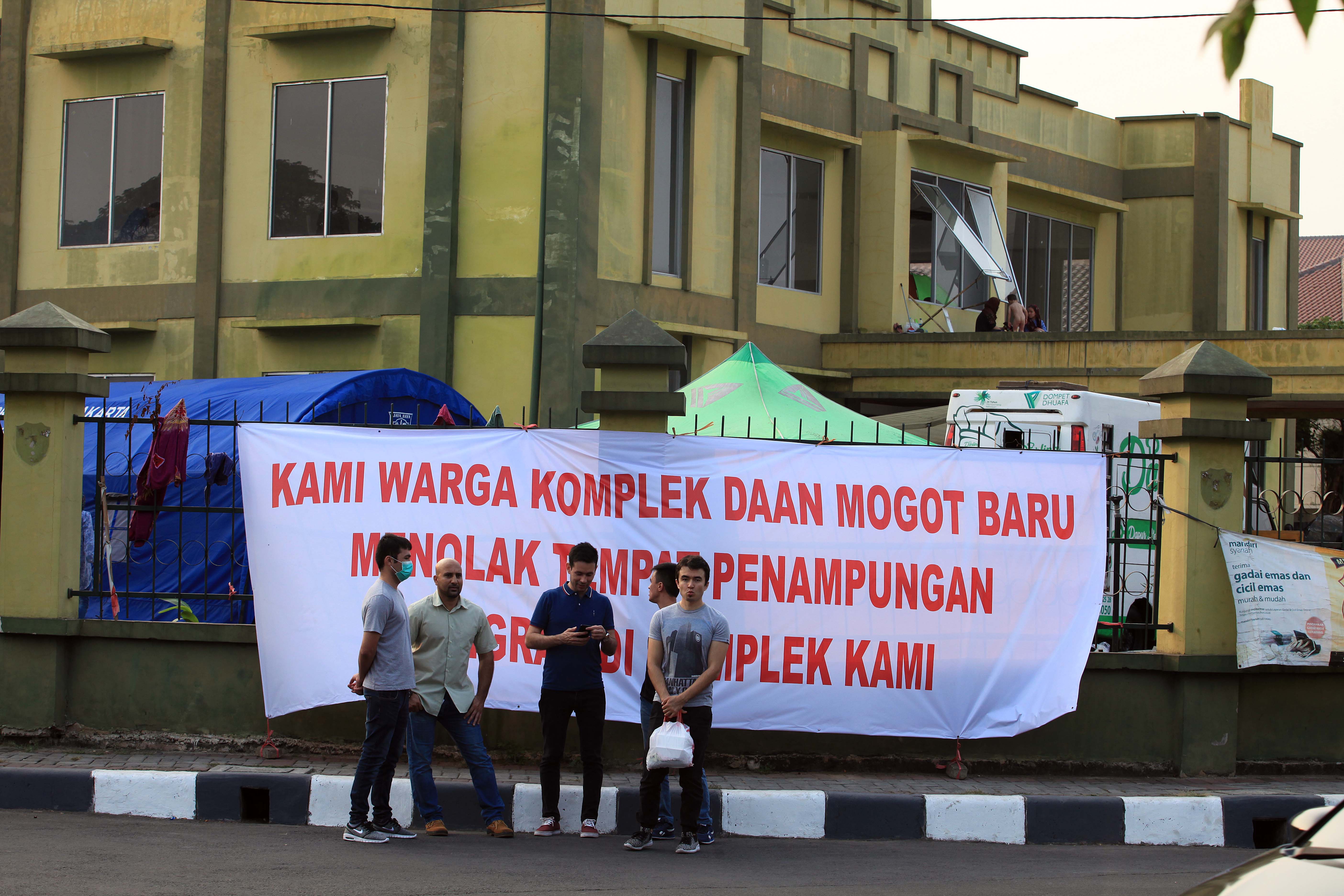Aktifitas para pencari suaka di lingkungan penampungan yang disediakan oleh Pemprov DKI Jakarta di Gedung Eks Kodim Kalideres, Daan Mogot.