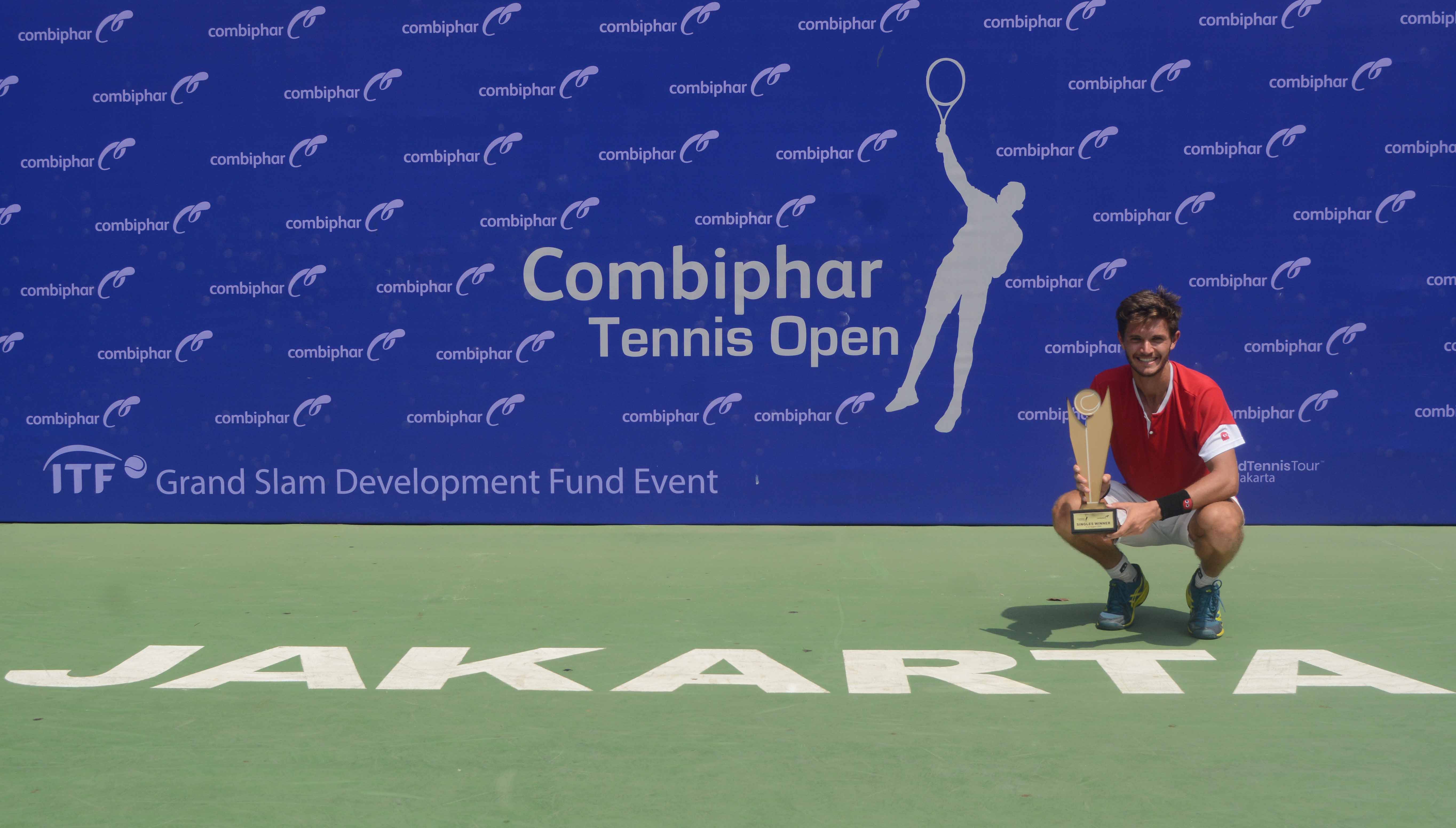 Petenis Ukraina  Vladyslav Orlov dengan trofi juara Combhipar Tennis Open 2019