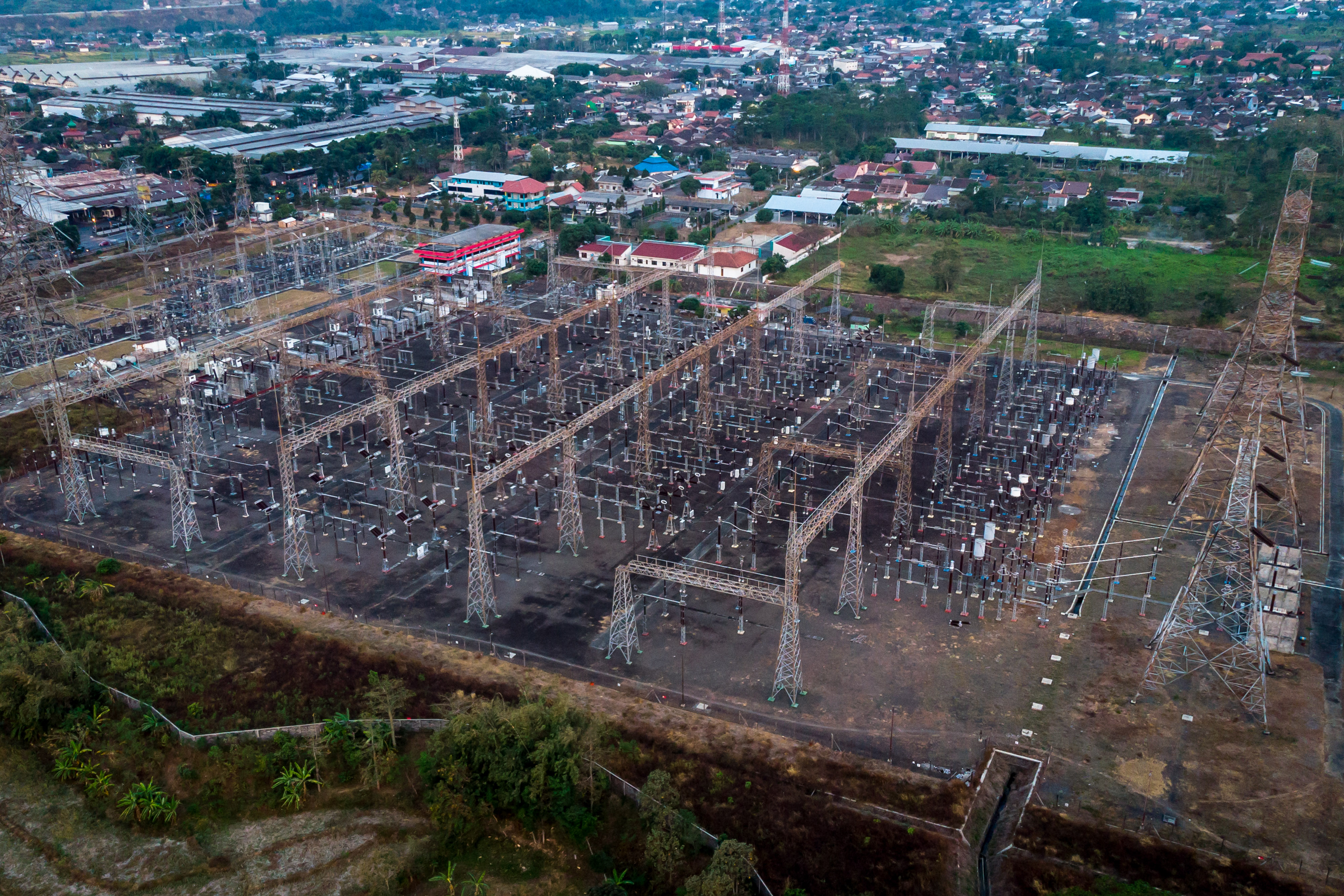 Foto udara suasana kompleks PT PLN (Persero) Pusat Pengatur Beban (P2B) Area Pengatur Beban (APB) Jateng-DIY di Ungaran, Kabupaten Semarang.