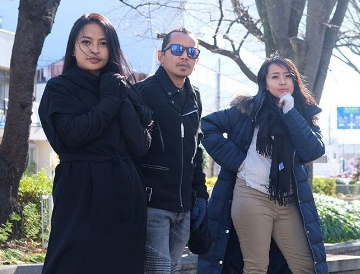  Kotak yang beranggotakan tiga personel, yaitu Tantri (vokalis), Chua (basis), dan Cella (gitaris)