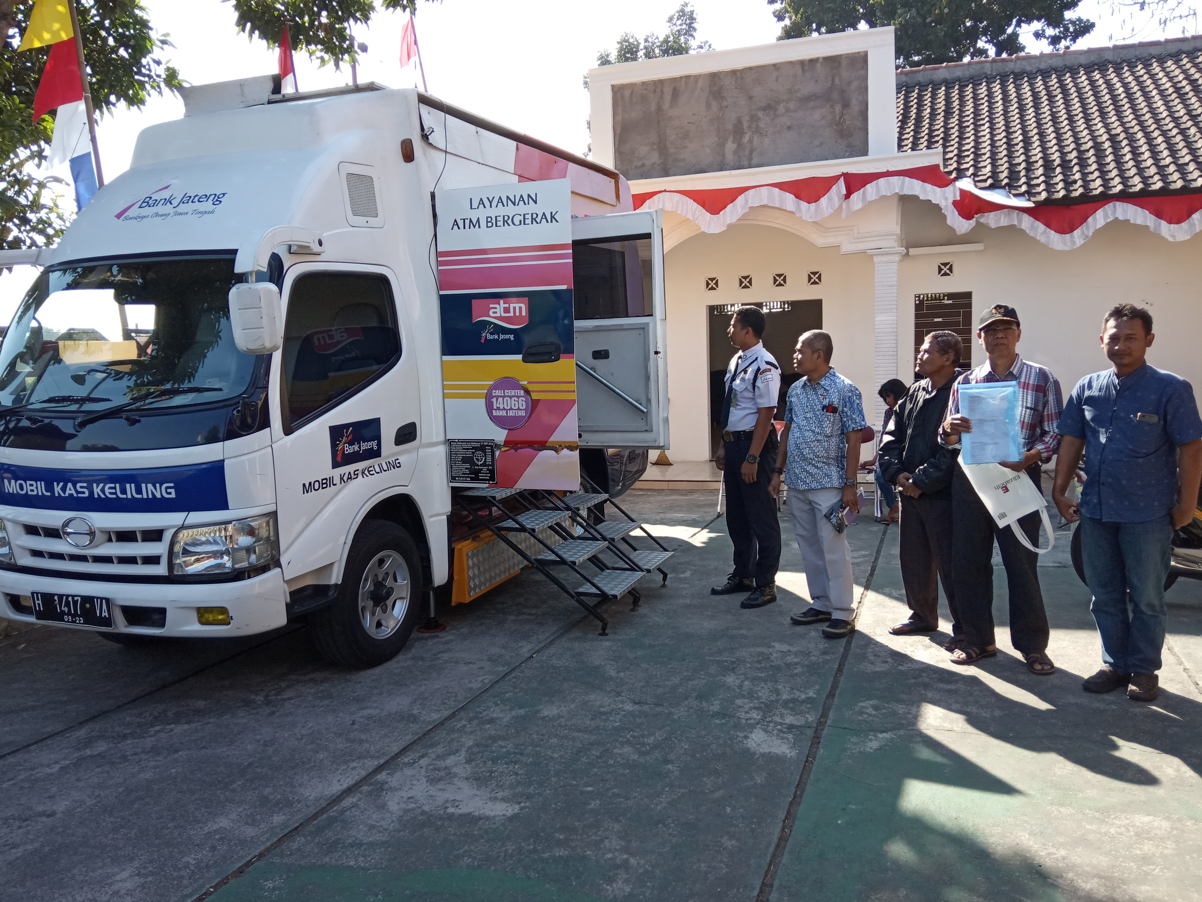Mobil layanan pajak keliling desa, untuk membantu melayani pembayaran PBB warga desa di Klaten. 