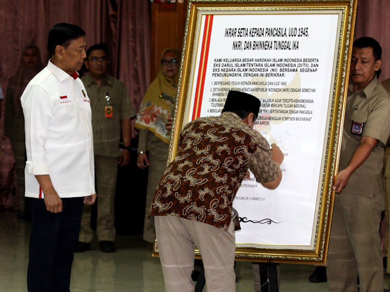 Menko Polhukam Wiranto (kemeja putih) menyaksikan penandatanganan ikrar setia kepada Pancasila, UUD 45, NKRI dan Bhineka Tunggal Ika.