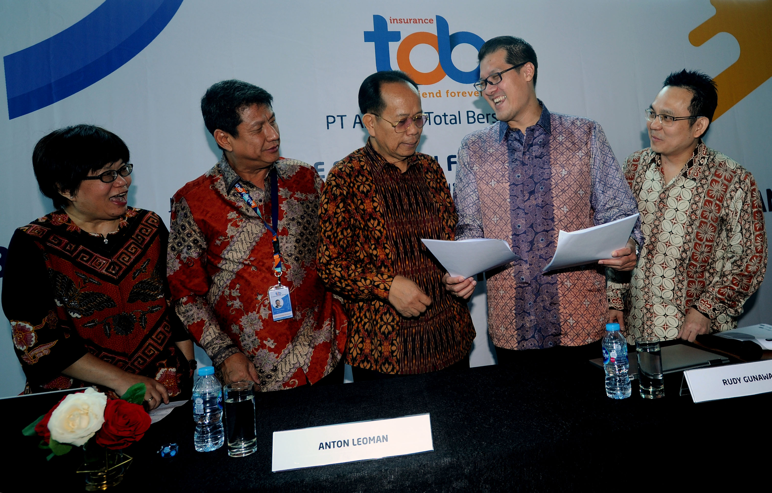 ASURANSI UMUM BARU: Direktur Utama PT Asuransi Total Bersama (tob insurance) Rudy Gunawan (kedua kanan) 