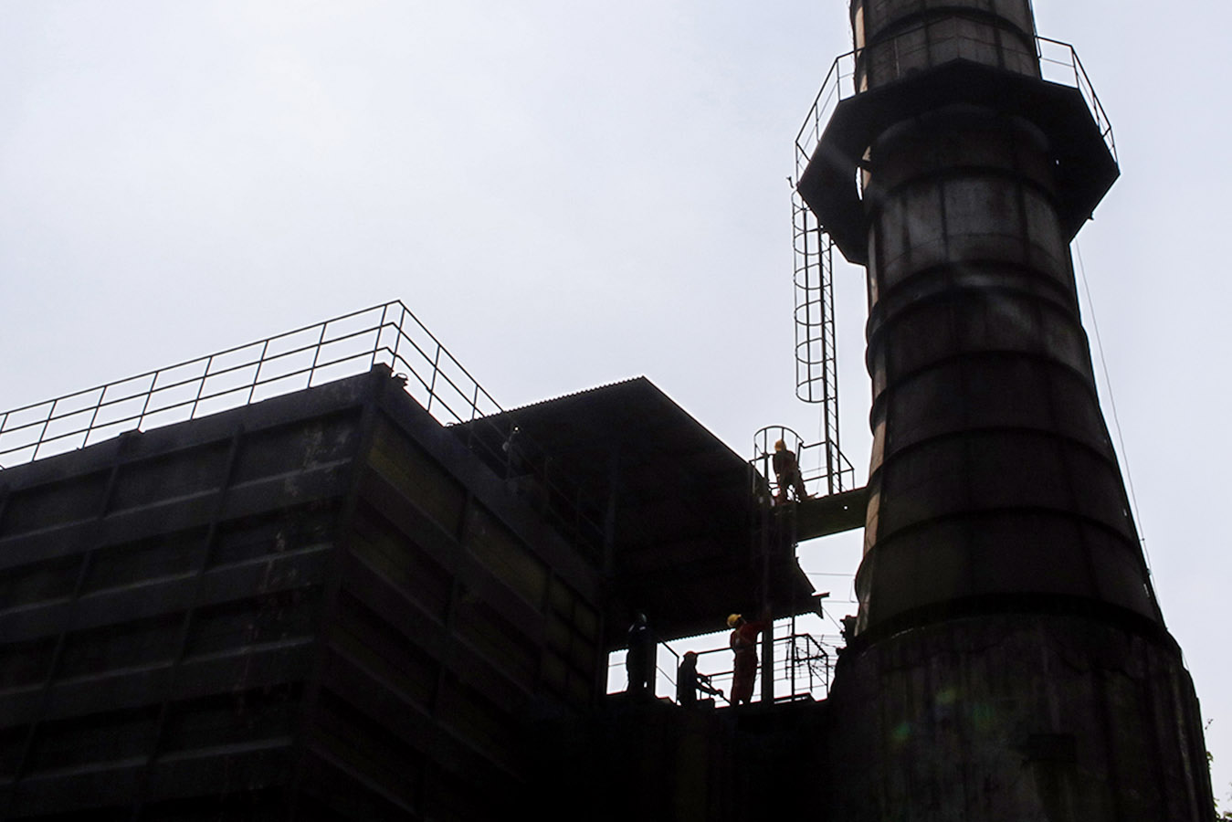 Petugas laboratorium Dinas Lingkungan Hidup DKI Jakarta memeriksa cerobong asap di pabrik peleburan baja PT Hong Xin Steel