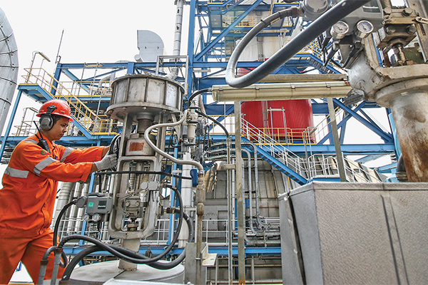 Petugas melakukan pengecekan valve pembangkit di Pembangkit Listrik Tenaga Gas Uap (PLTGU) Muara Karang, Jakarta, beberapa waktu lalu.