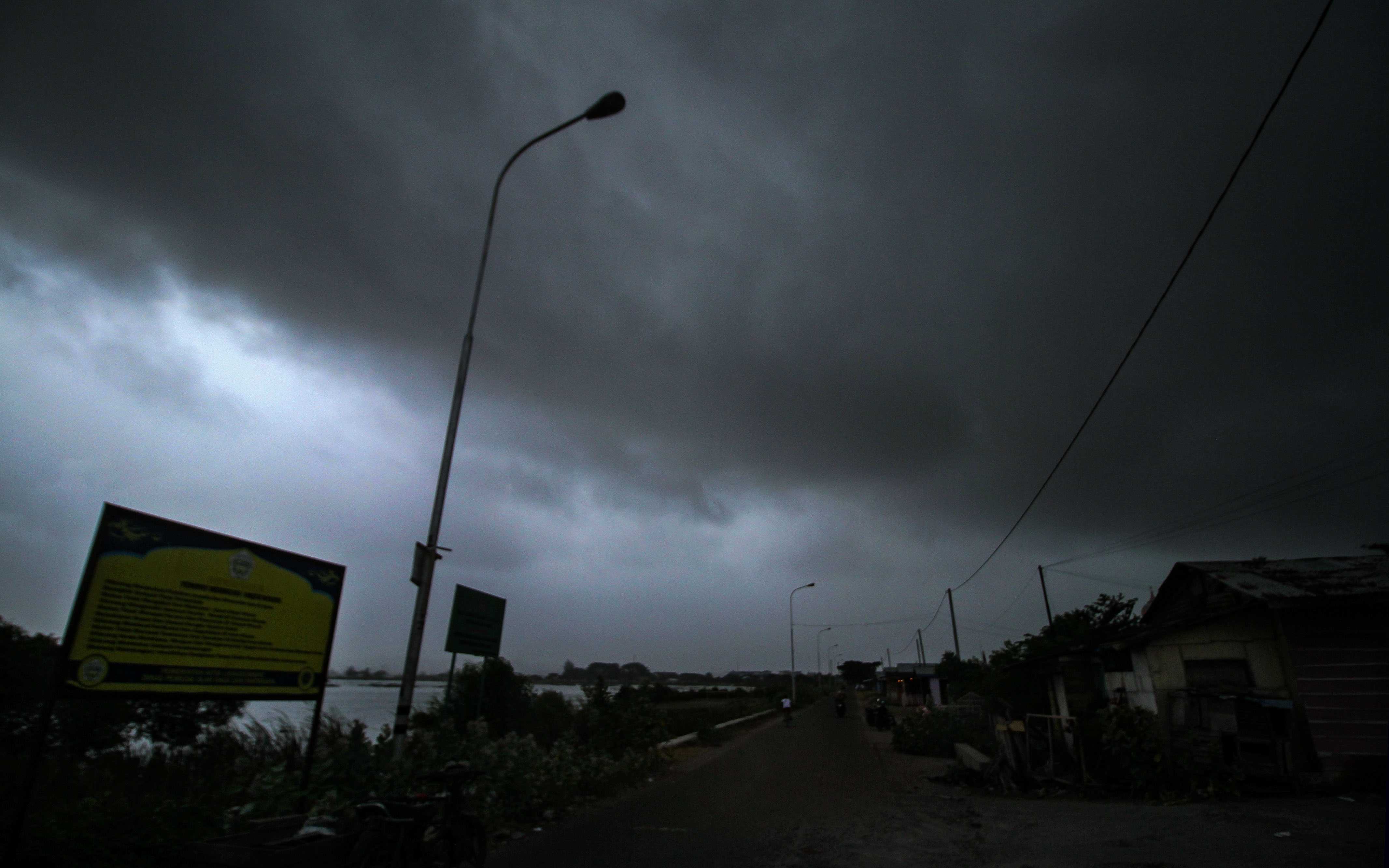 Gelombang tinggi di Aceh mencapai empat meter.