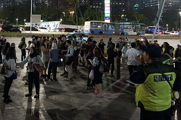 Kepanikan saat gempa berkekuatan 7,4 SR yang berpusat di Selat Suda