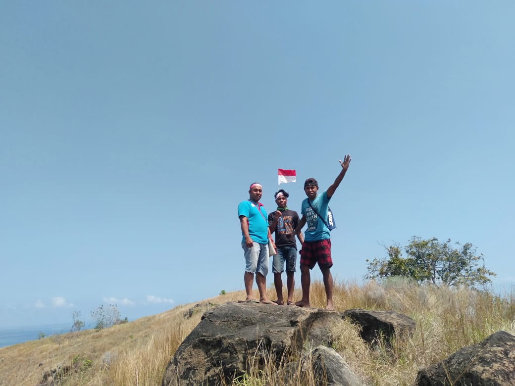 Pengibaran Bendera di Tanjung Ngaduwona