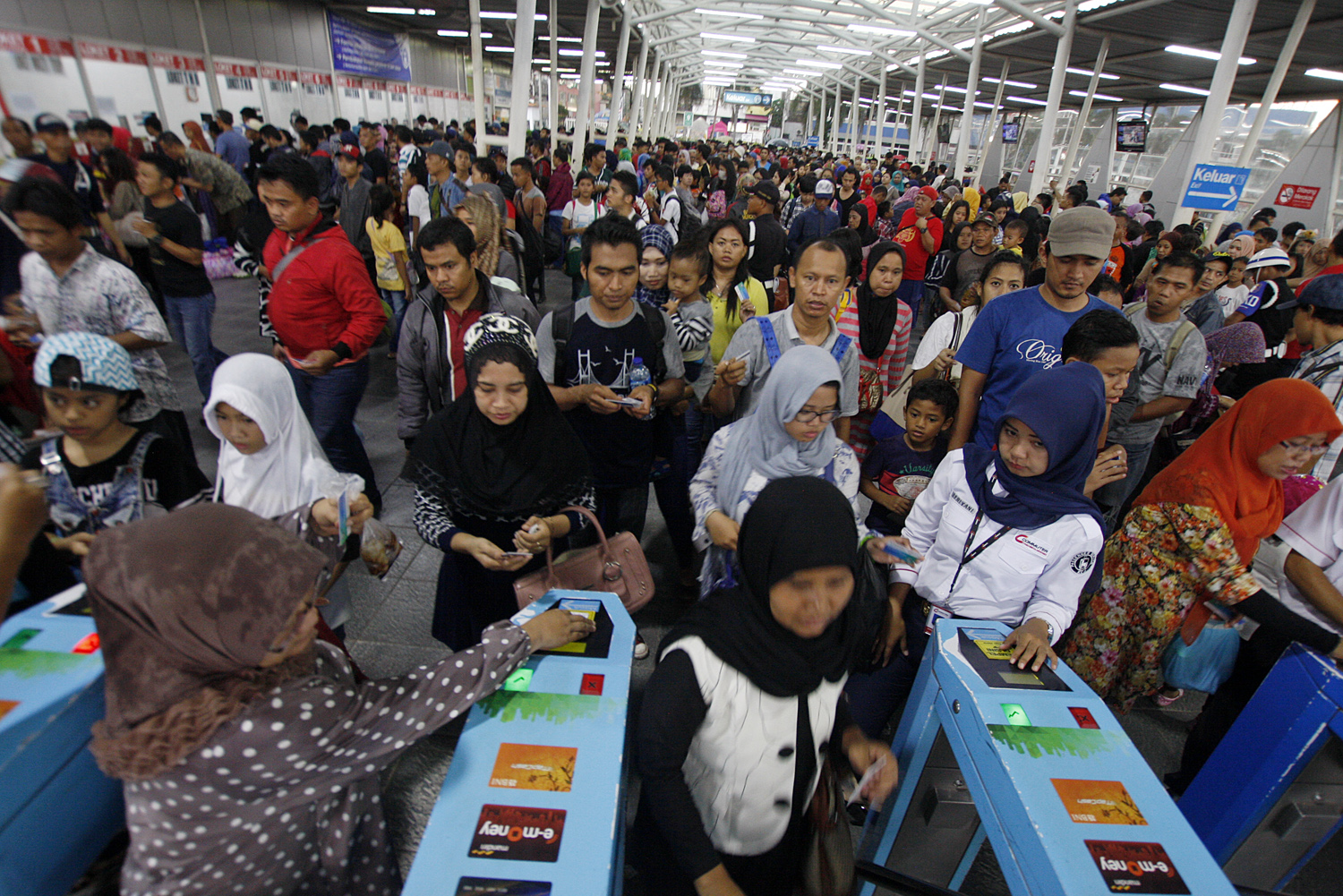Ribuan penumpang antre di gate pintu masuk dan keluar Stasiun Besar Bogor, Bogor, Jawa Barat