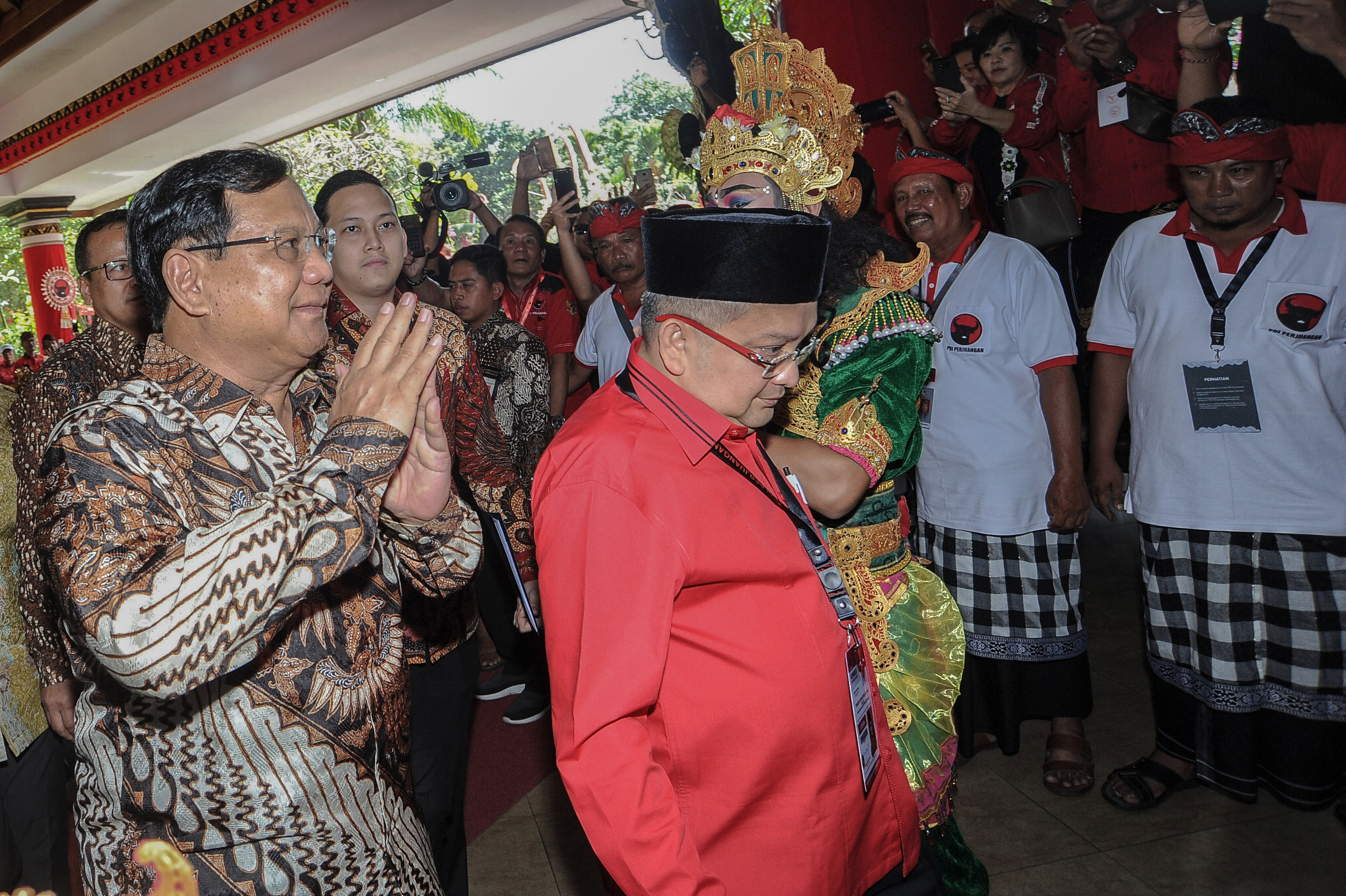 Ketua Umum Partai Gerindra Prabowo Subianto (kiri) berjalan memasuki ruangan Pembukaan Kongres V PDI Perjuangan