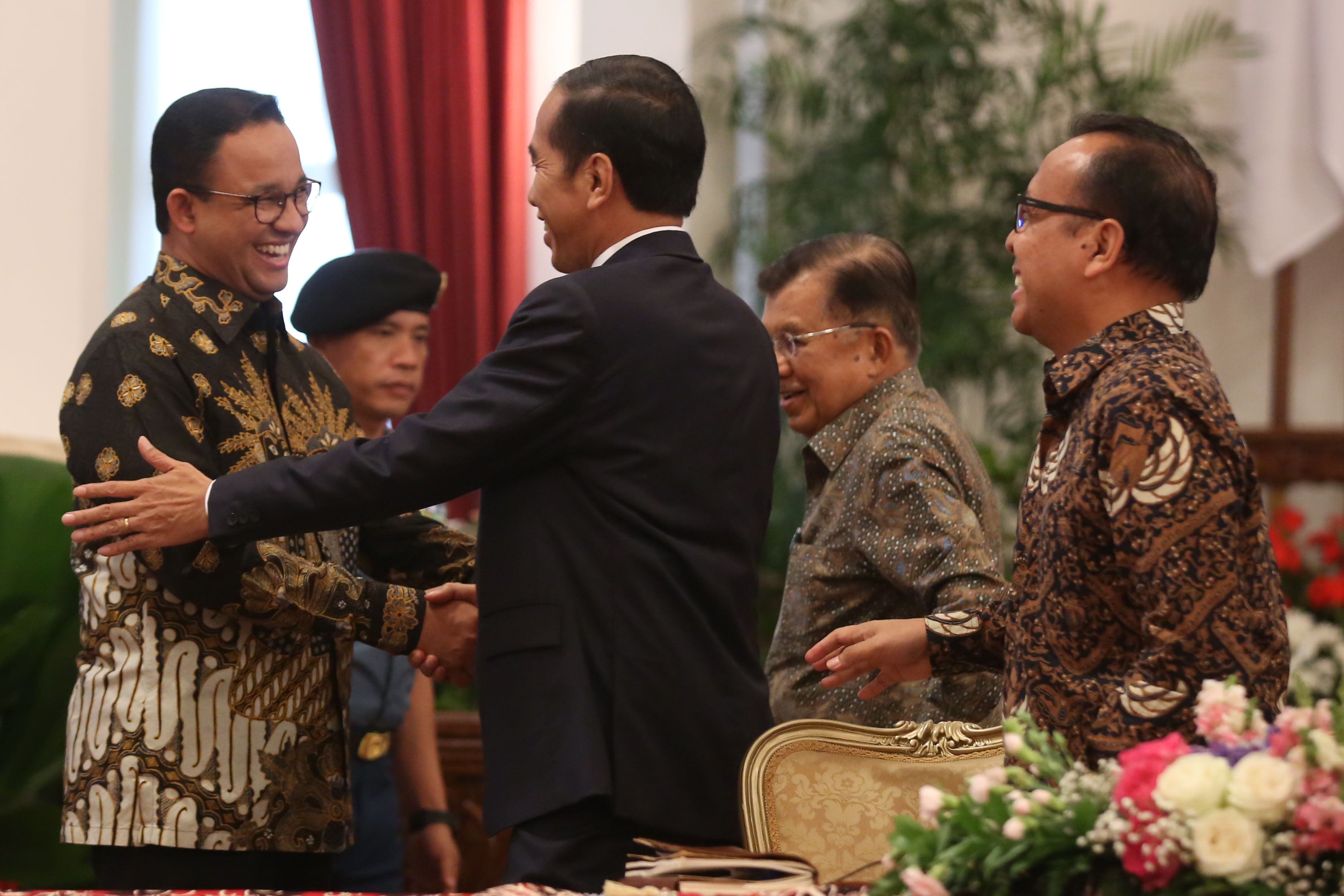 Presiden Joko Widodo (tengah) memberi salam kepada Gubernur DKI Jakarta Anies Baswedan (kiri)
