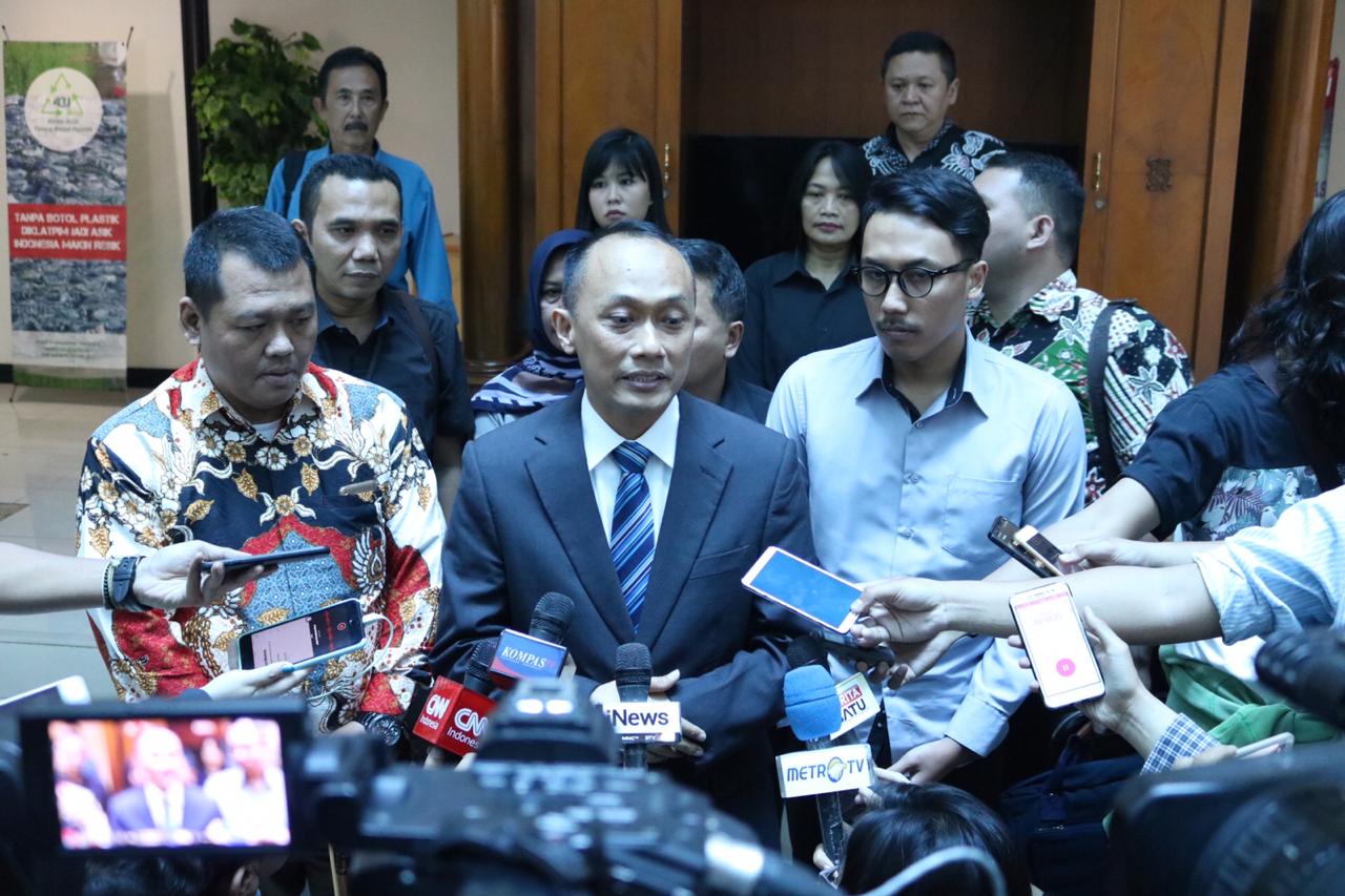 Dirjen Dukcapil Kemendari Zudan Arif Fakrulloh saat bertemu Hendra hendrawan