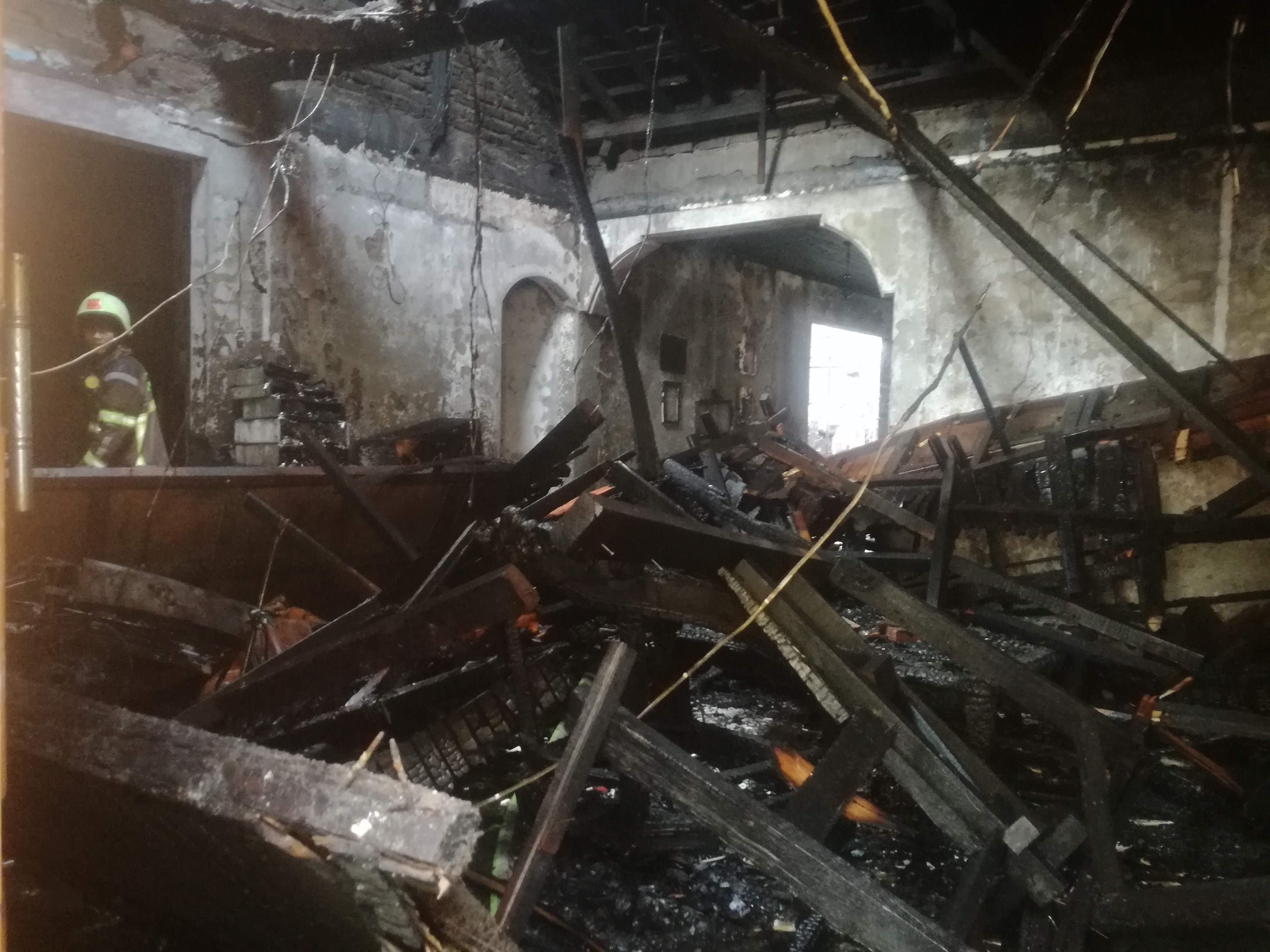 Kebakaran meludeskan satu rumah mewah di Kota Cimahi, Selasa (13/8). Diperkirakan kerugian mencapai Rp2 miliar. 