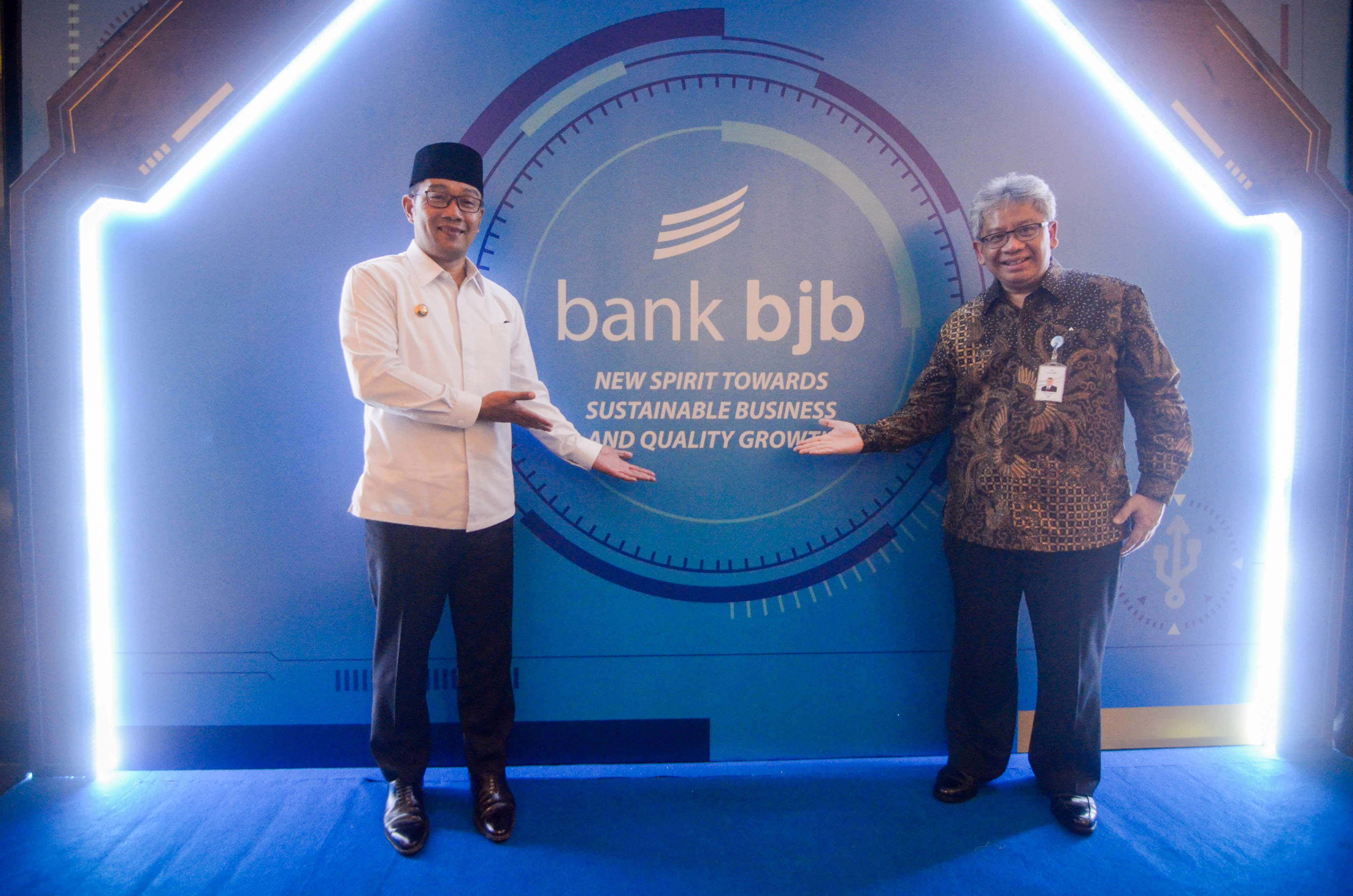 Gubernur Jawa Barat Ridwan Kamil bersama Direktur Utama Bank BJB Yuddy Renaldi menunjuk logo Bank BJB.