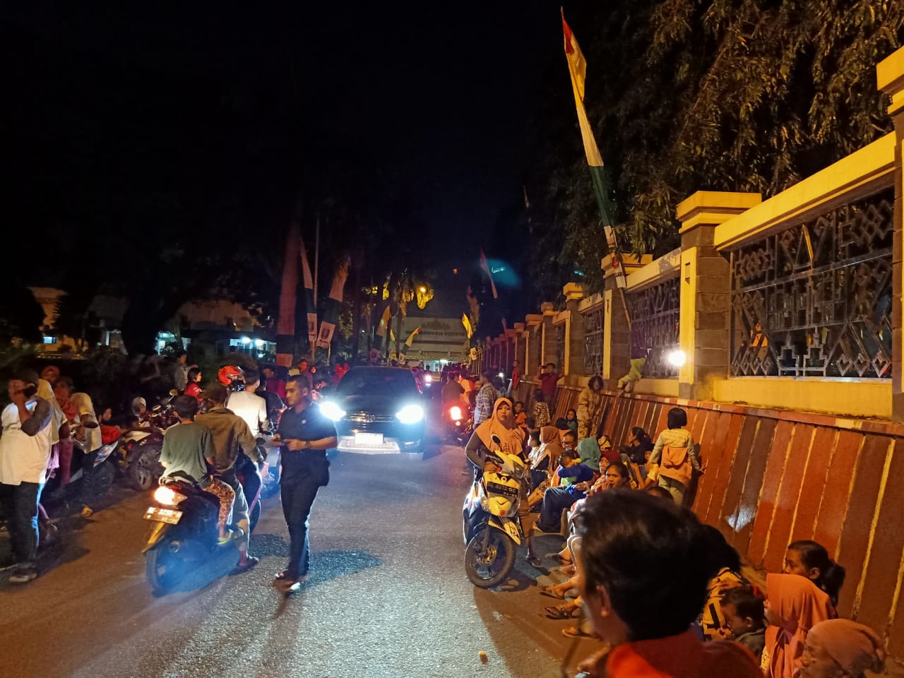 Warga Kecamatan Teluk Betung, Bandar Lampung mengungsi di lapangan Kantor Gubernur dan Polda Lampung.