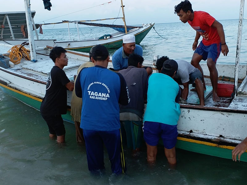 Evakuasi nelayan tewas akibat perahu tabrakan di Pulau Masalembu Sumenep.