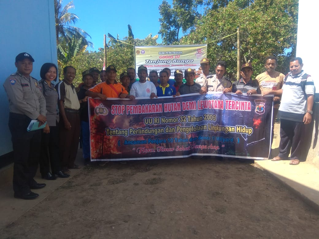 Polres Flores Timur membagikan spanduk ke tujuh polsek dan sosialisasi dampak karhutla ke masyarakat. 