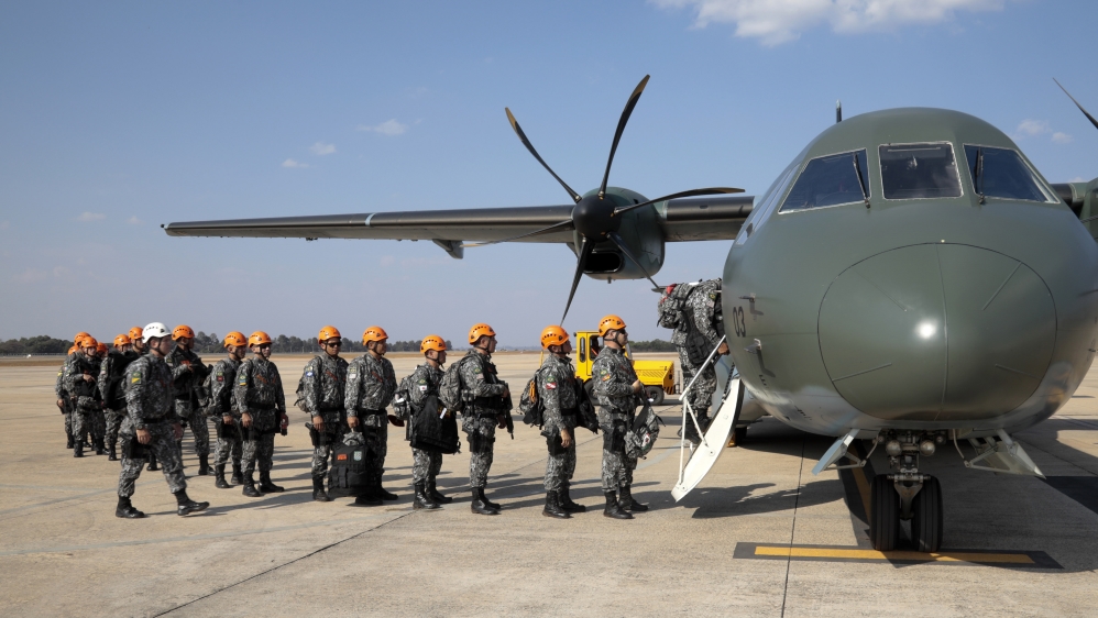 Tentara Brasil siap menaiki pesawat militer untuk mengatasi kabakarab hutan Amazon di Rondonia, Brasil.  