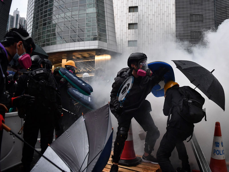 Polisi Hong Kong lepaskan tembakan gas air mata ke arah pedemo.