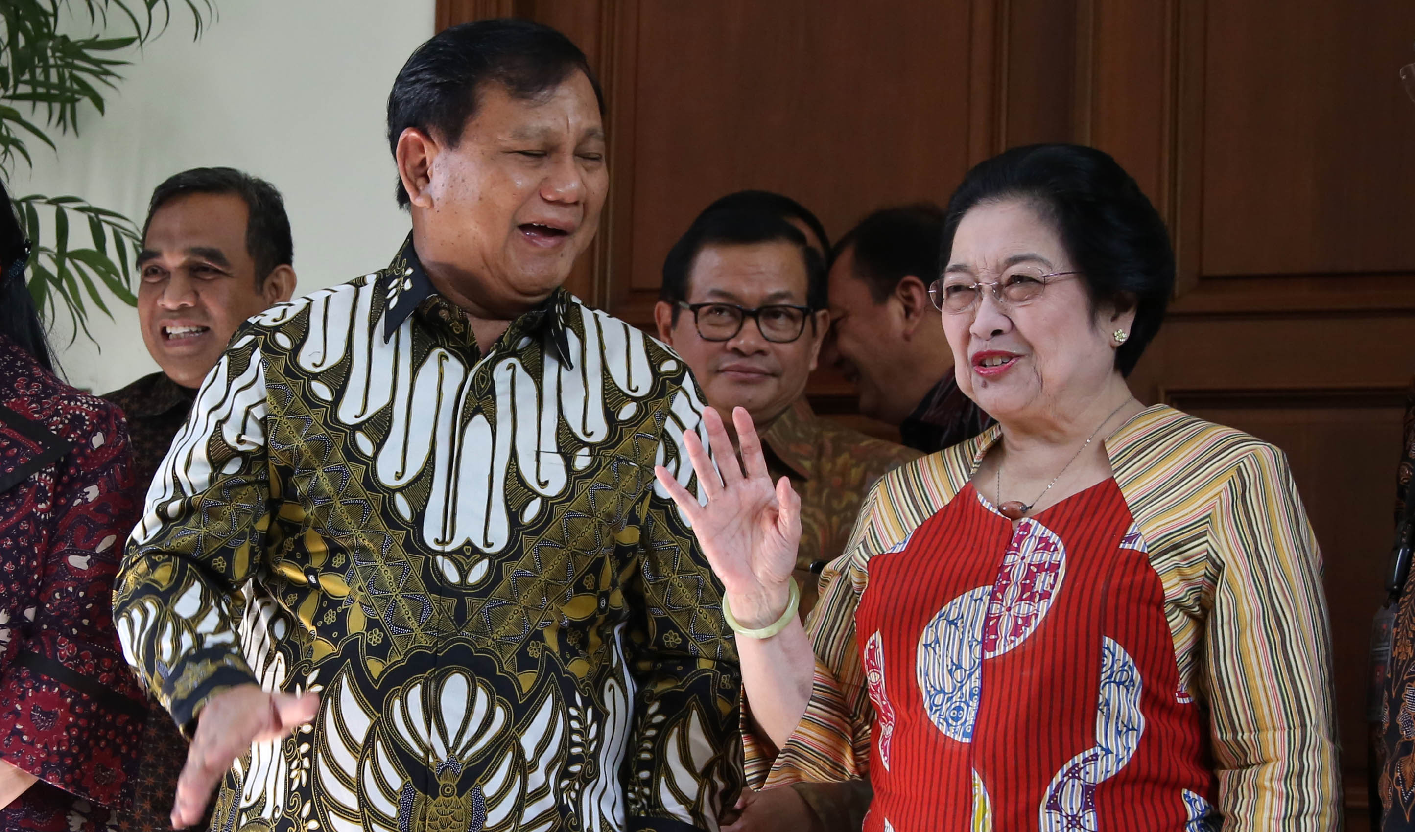Ketua Umum Partai Gerindra Prabowo Subinato (dua kiri) dan Ketua Umum PDI-P Megawati Soekarno Putri (kanan)