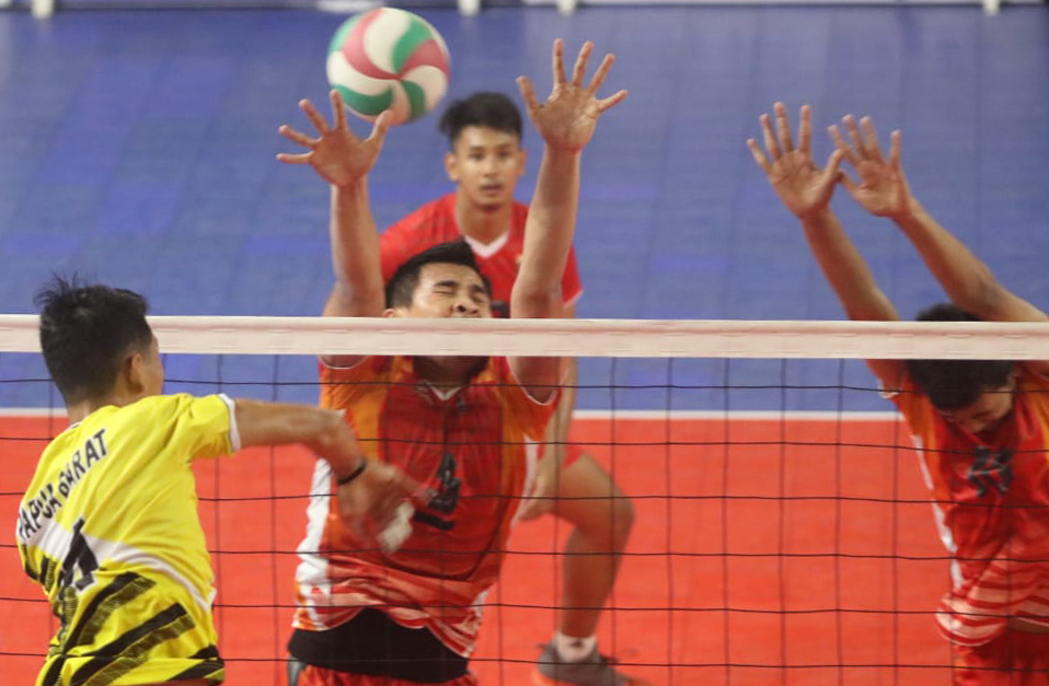 Dua pemain tim voli DKI Jakarta mencoba memblok smes pemain Papua Barat.
