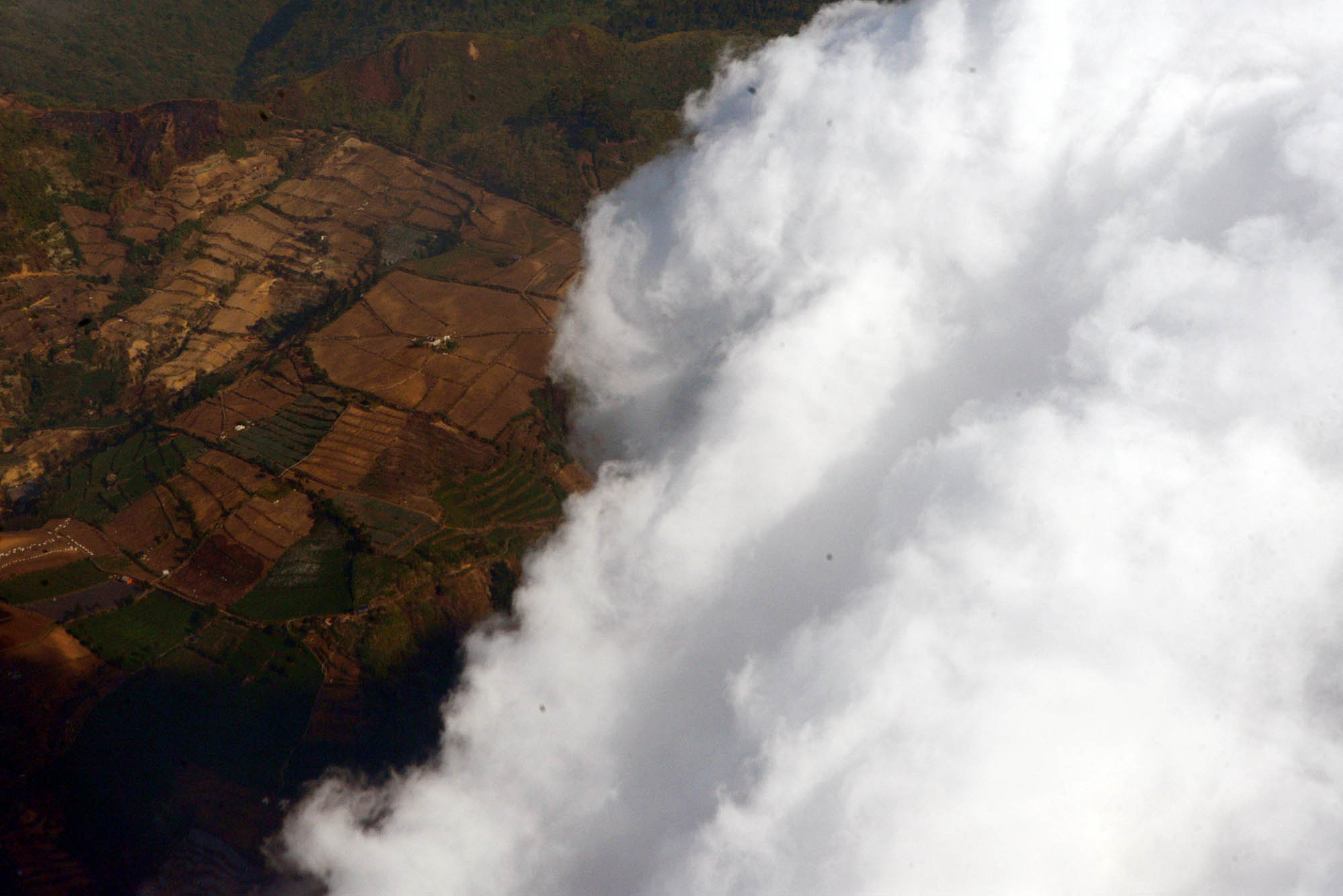 Saat penyemaian awan, salah satu upaya penanggulanan bencana kekeringan di wilayah pertanian Indonesia.