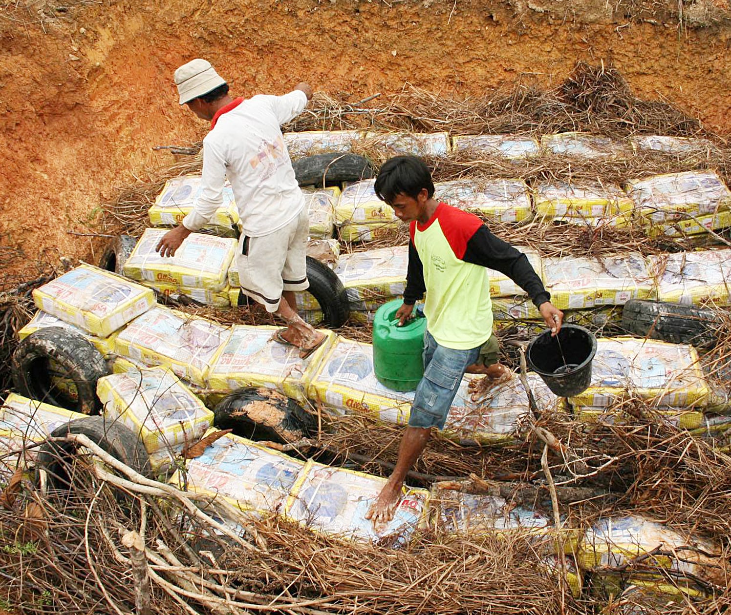 Pemusnahan daging ilegal dari India di Batam. 
