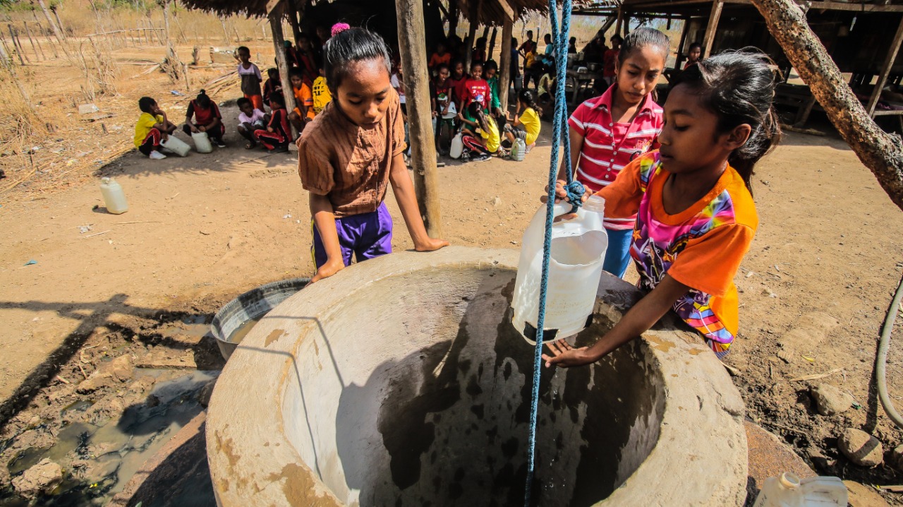 Para siswa SMP 6 di Desa Nggolonio, Kabupaten Nagekeo, NTT harus menimba air untuk keperluan di sekolah. 