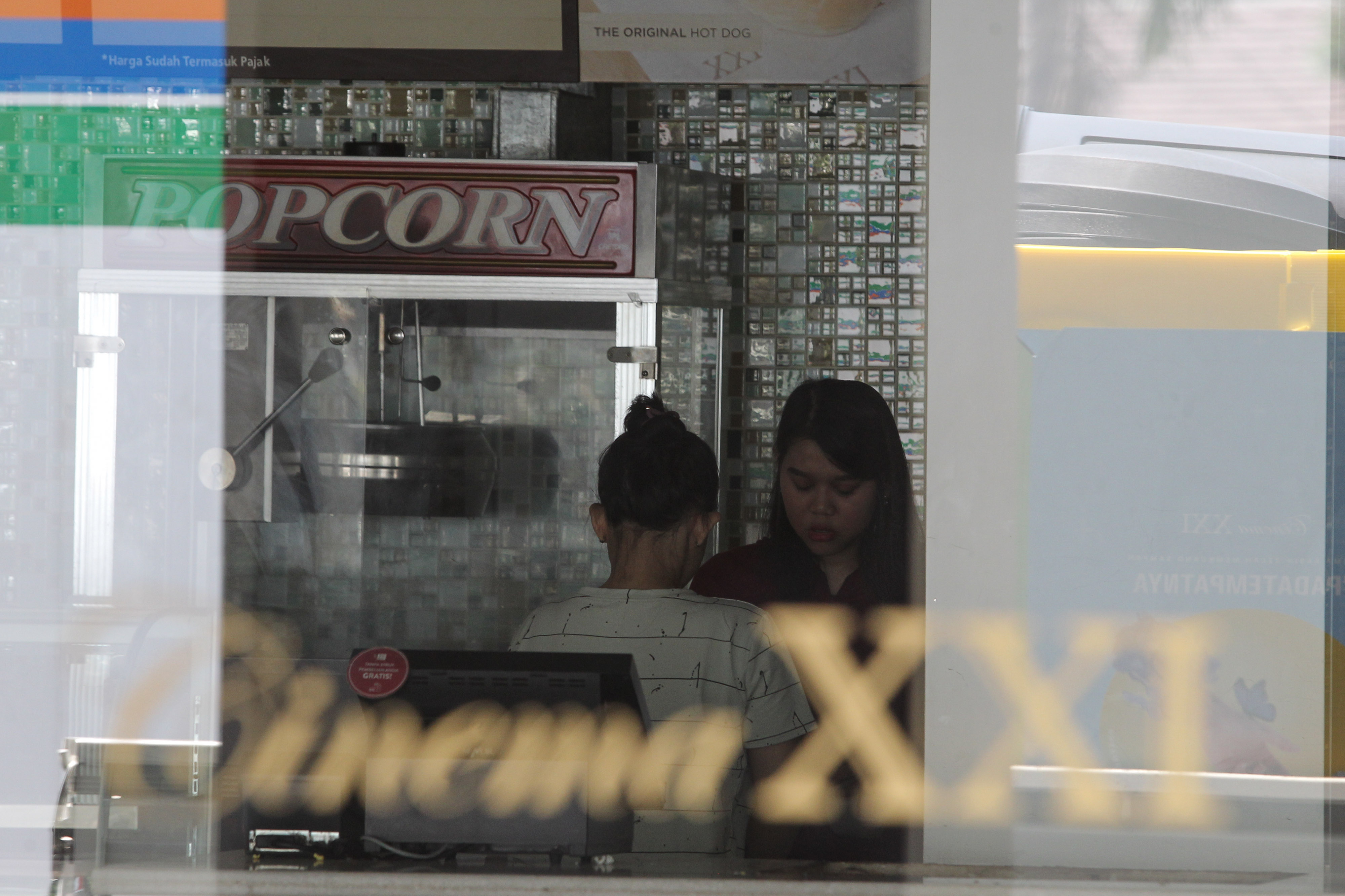  Pekerja memindahkan sejumlah barang di bioskop XXI Taman Ismail Marzuki (TIM) yang per 19 Agustus 2019 sudah tidak beroperasi lagi 