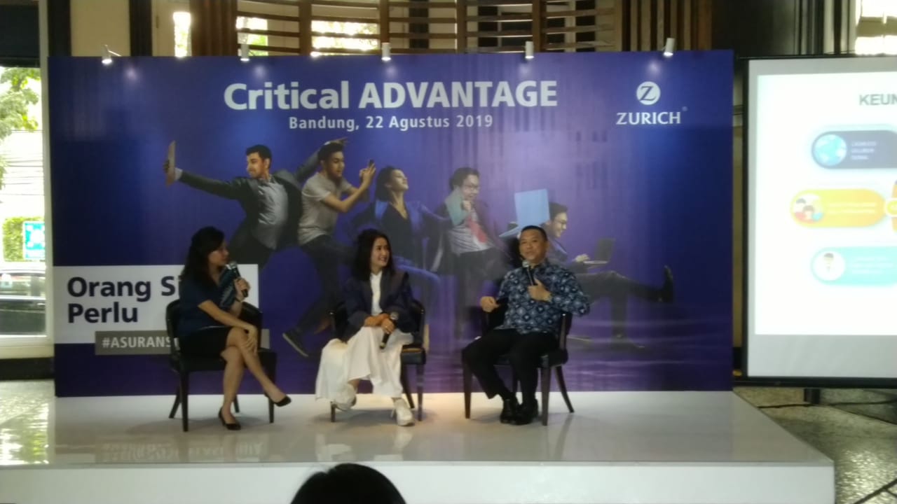 Budi Darmawan, Chief Distribution Officer PT Zurich Topas Life, saat meluncurkan produk ZCA, di Bandung, Jawa Barat, Kamis (22/8).