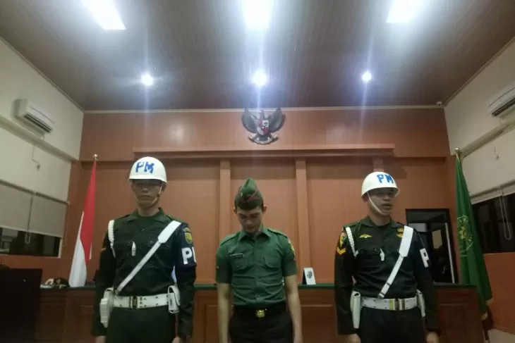 Terdakwa pembunuhan dan mutilasi seorang kasir minimarket, Prada Deri Permana (tengah).