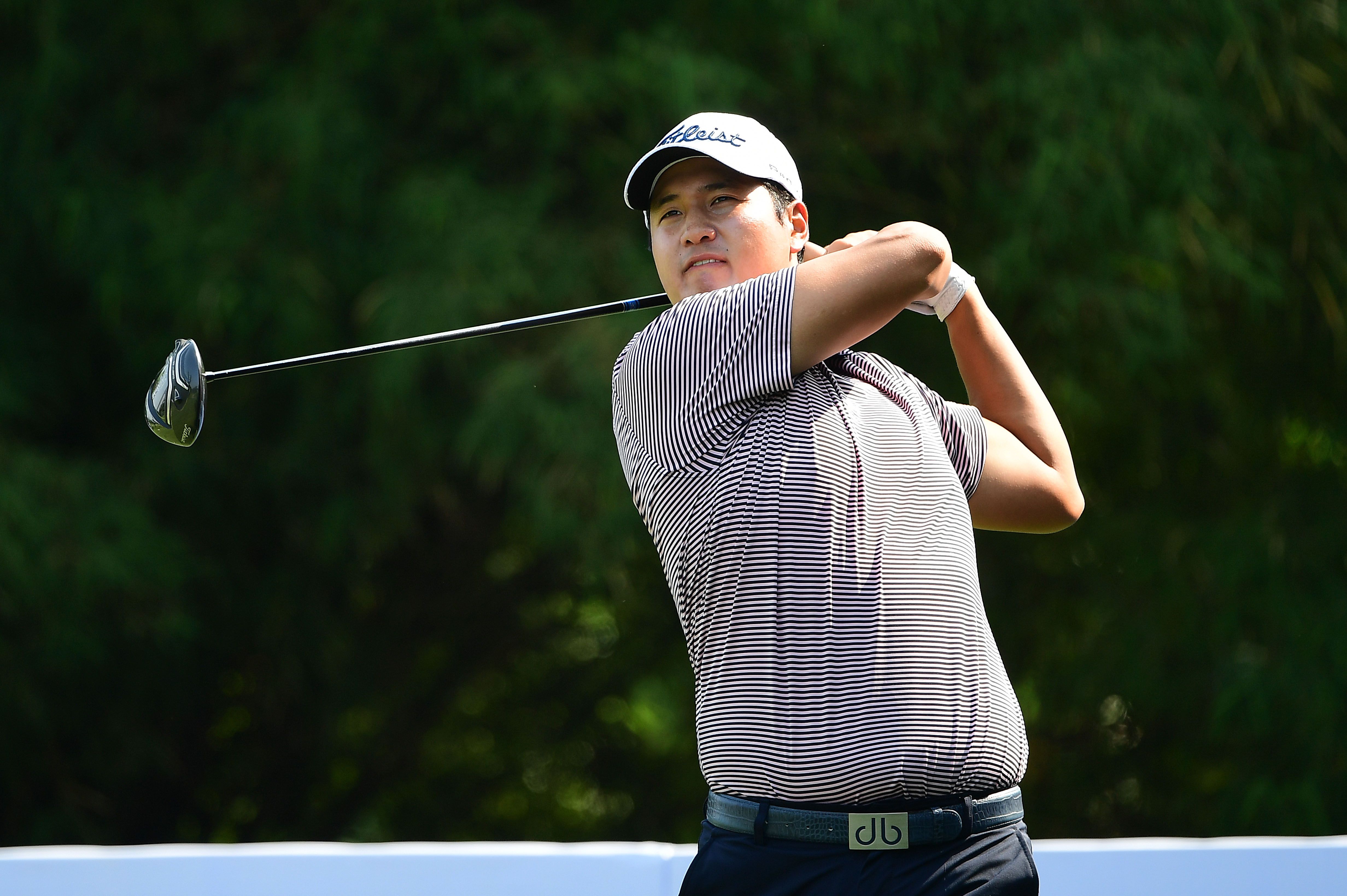  Sihwan Kim dari AS melakukan pukulan keras pada putaran final turnamen golf Indonesia Open di Lapangan Golf Pondok Indah