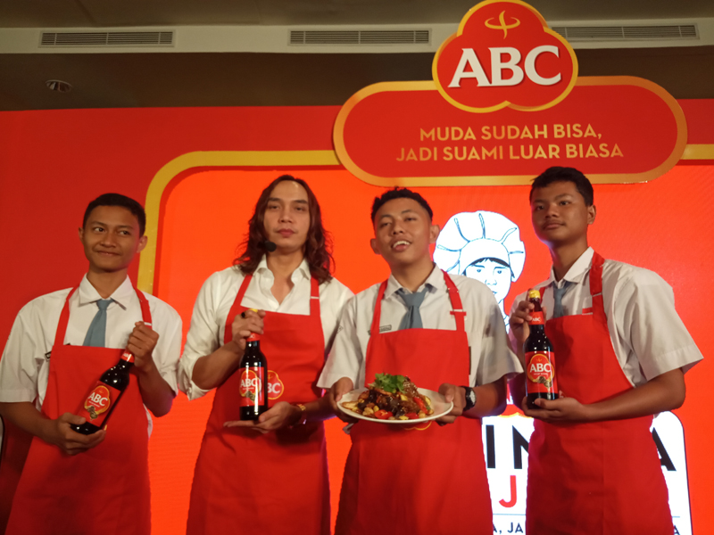 Chef Gerry (dua dari kiri) bersama pelajar SMA N 8 Depok dalam program Koki Muda Sejati.