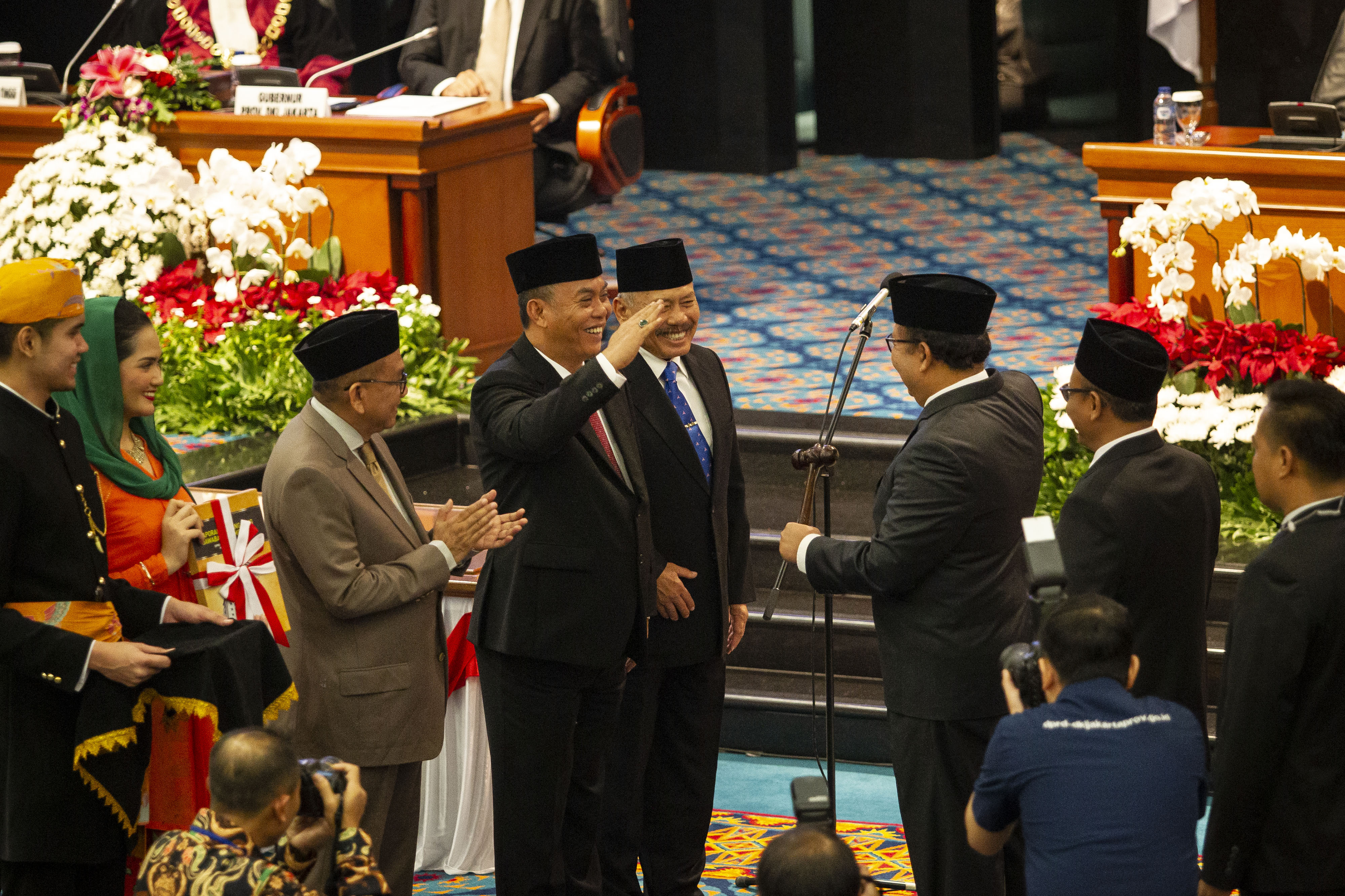 Mantan Ketua DPRD DKI Jakarta Prasetiyo Edi Marsudi (keempat kiri) menyerahkan palu sidang kepada Ketua sementara Pantas Nainggolan.